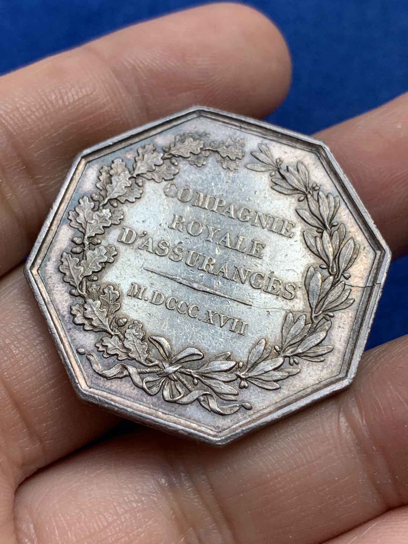 《竞宝斋》第215场-周日，周一 2场 (全场包邮) 法国皇家保险公司八角银质代币，19.81g，36.2mm，油灯边铭