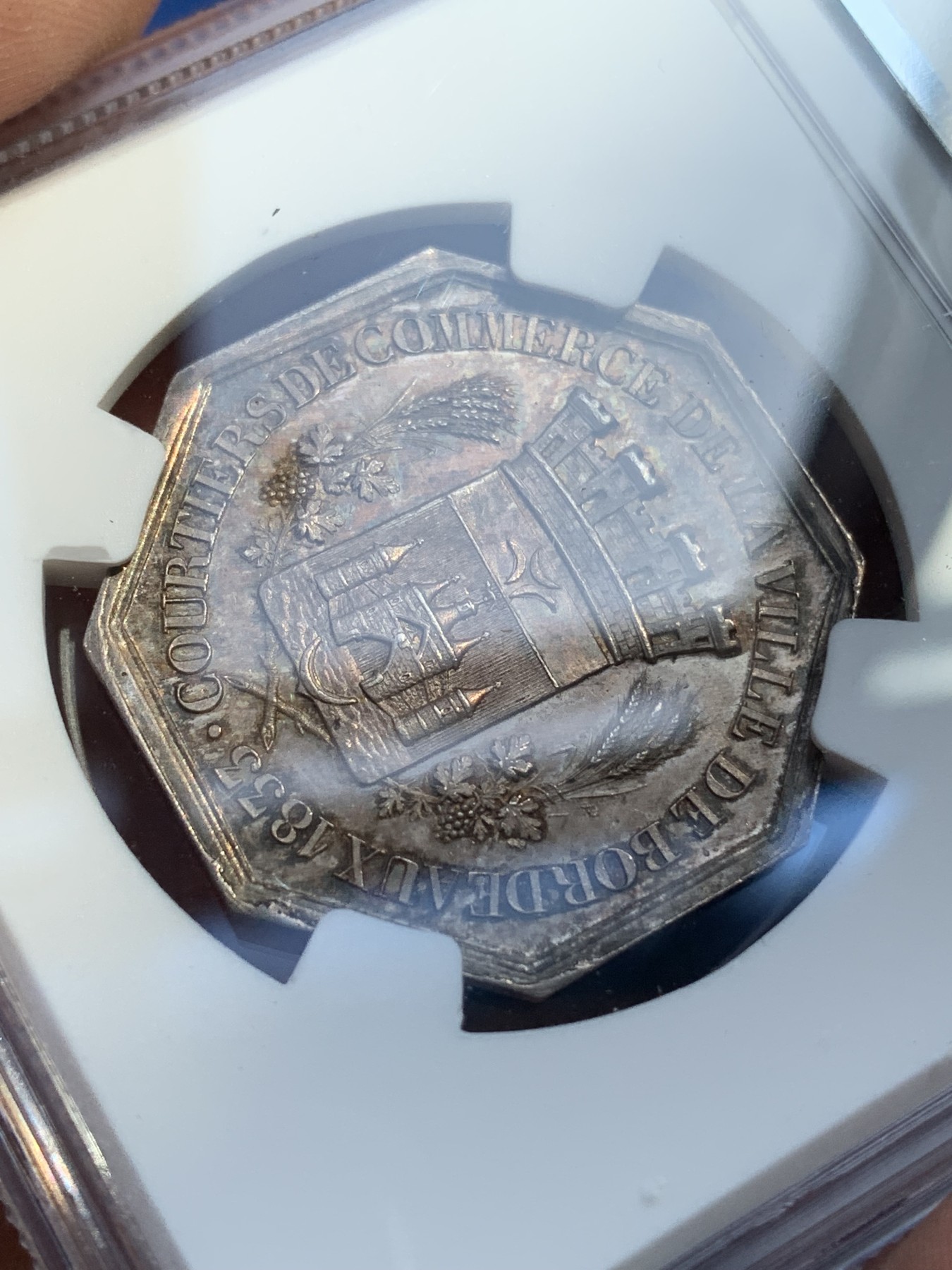 《竞宝斋》第215场-周日，周一 2场 (全场包邮) NGC-MS63 法国十九世纪 波尔多商会站人 八角银制JETON 顶级老包浆 非常漂亮