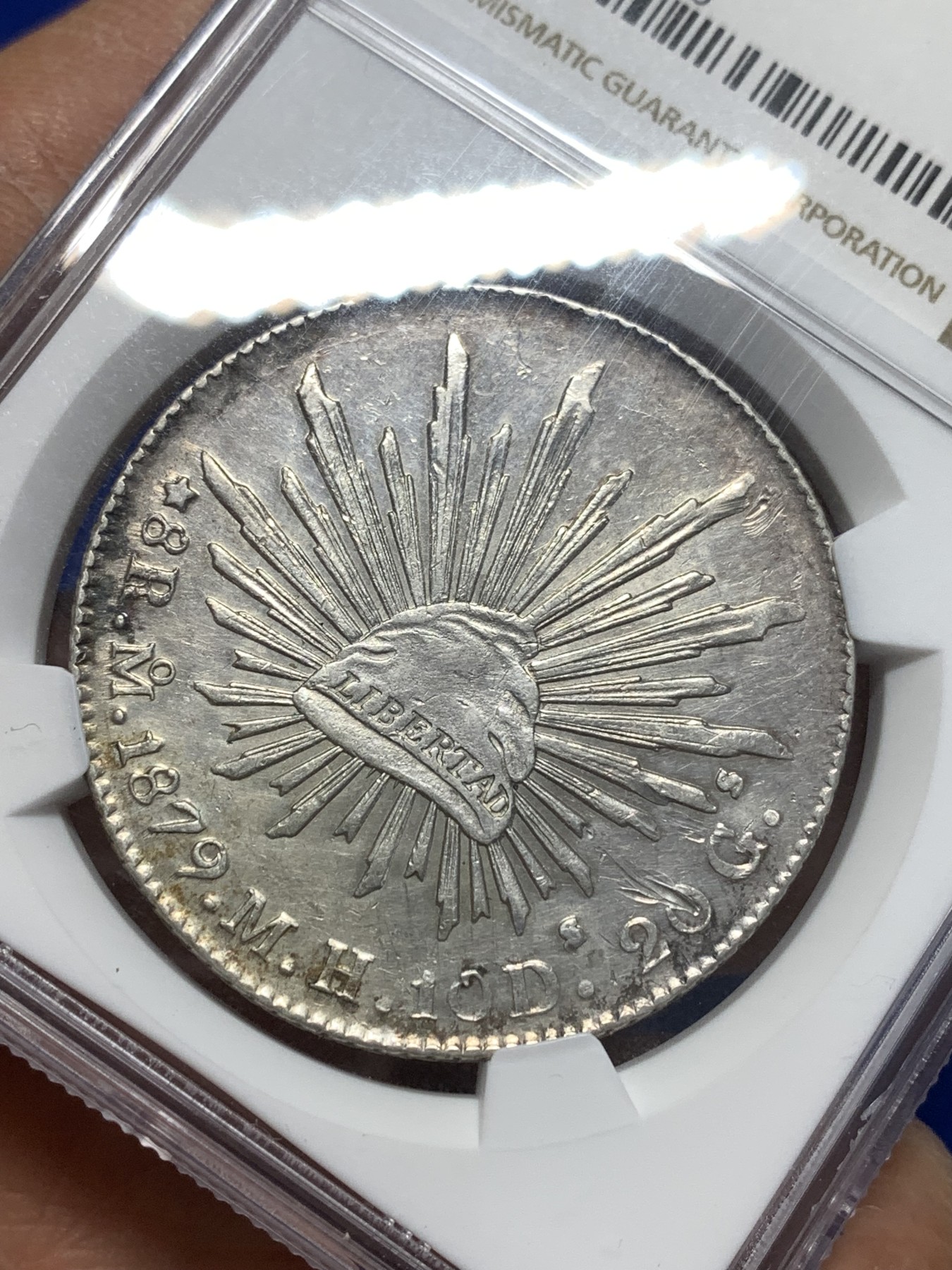 《竞宝斋》第215场-周日，周一 2场 (全场包邮) NGC AUD 墨西哥1879年鹰洋8R银币，图案整洁，齿边花纹依稀可见。