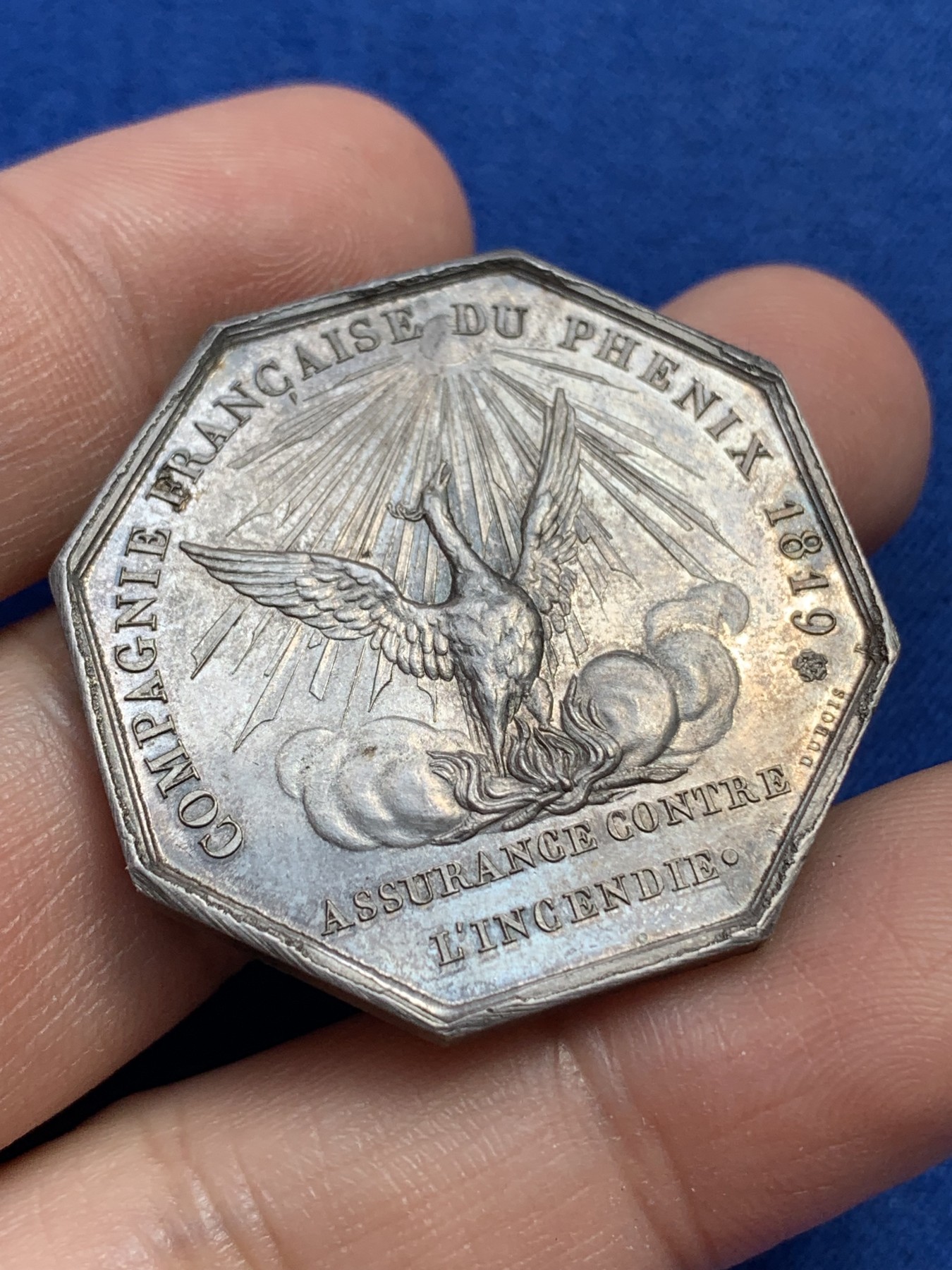 《竞宝斋》第215场-周日，周一 2场 (全场包邮) 法国1819凤凰火灾保险公司八角银质代币，22.45g，35.8mm，手指边铭