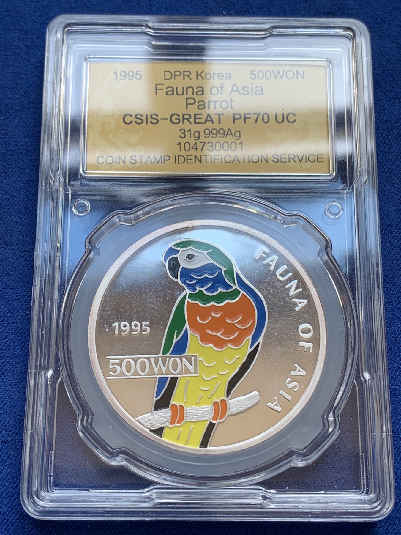《竞宝斋》第215场-周日，周一 2场 (全场包邮) CSIS国评 PF70UC 1995年朝鲜中央造币厂发行国徽版鹦鹉1OZ彩色银币，31g 999银 完美品质，大热品种！