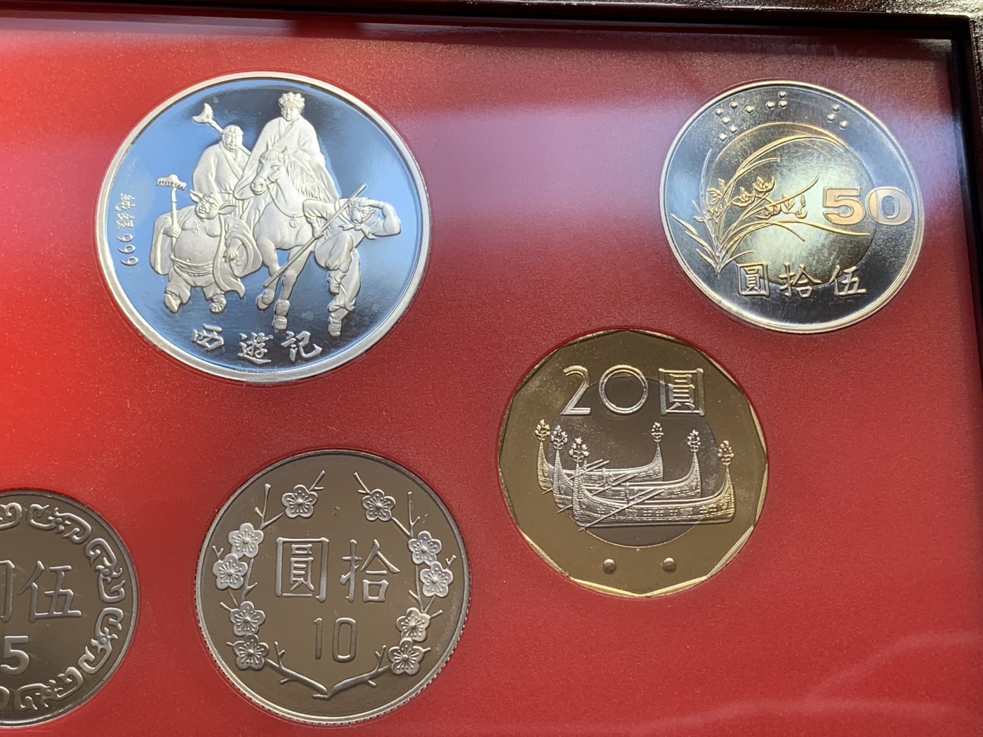 《竞宝斋》第215场-周日，周一 2场 (全场包邮) 台湾省民国九十一年第一轮马年精致套币含二分之一盎司大银章 少见生肖 现在很难再运进来 市场价四百多元