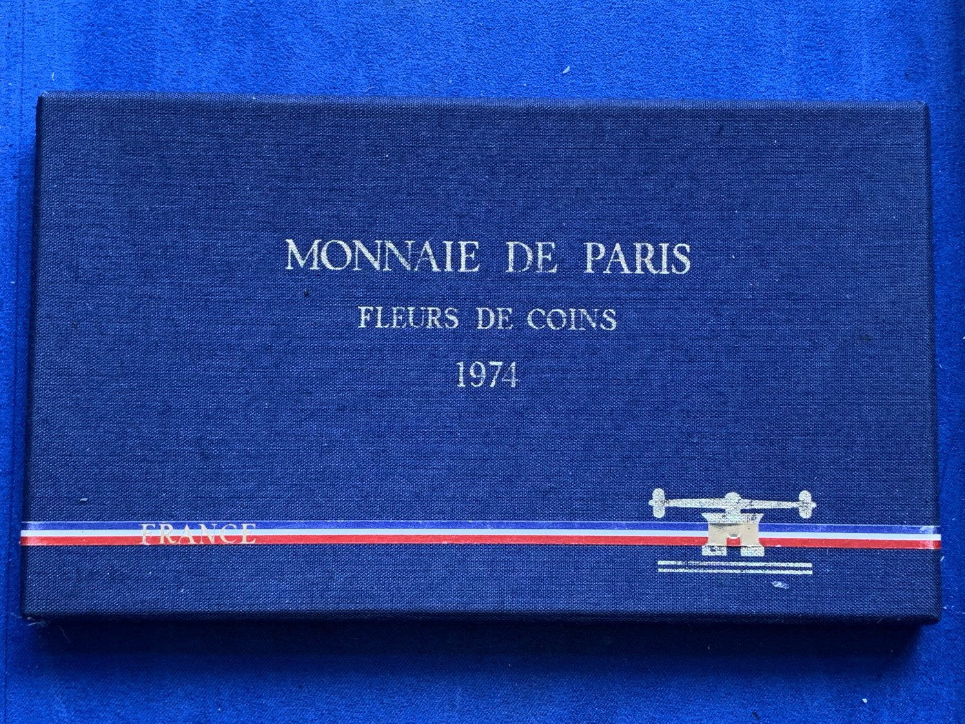《竞宝斋》第215场-周日，周一 2场 (全场包邮) 法国1974年 官方原封套装未拆银币9枚 其中50法郎大力神为90%高银，性价比极高