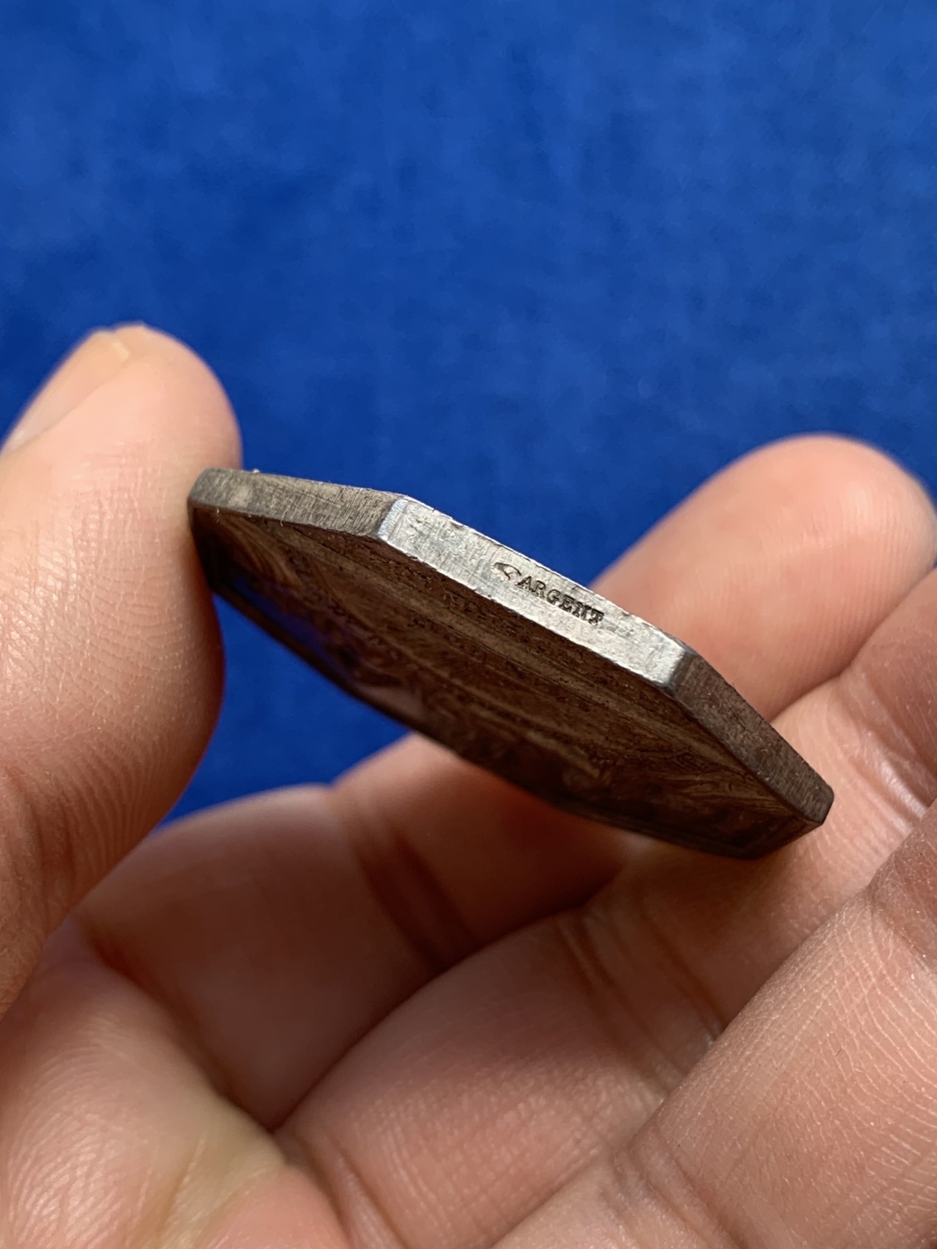 《竞宝斋》第215场-周日，周一 2场 (全场包邮) 法国1845保险信用联盟八角银质代币，18.55g，34.5mm，手指边铭