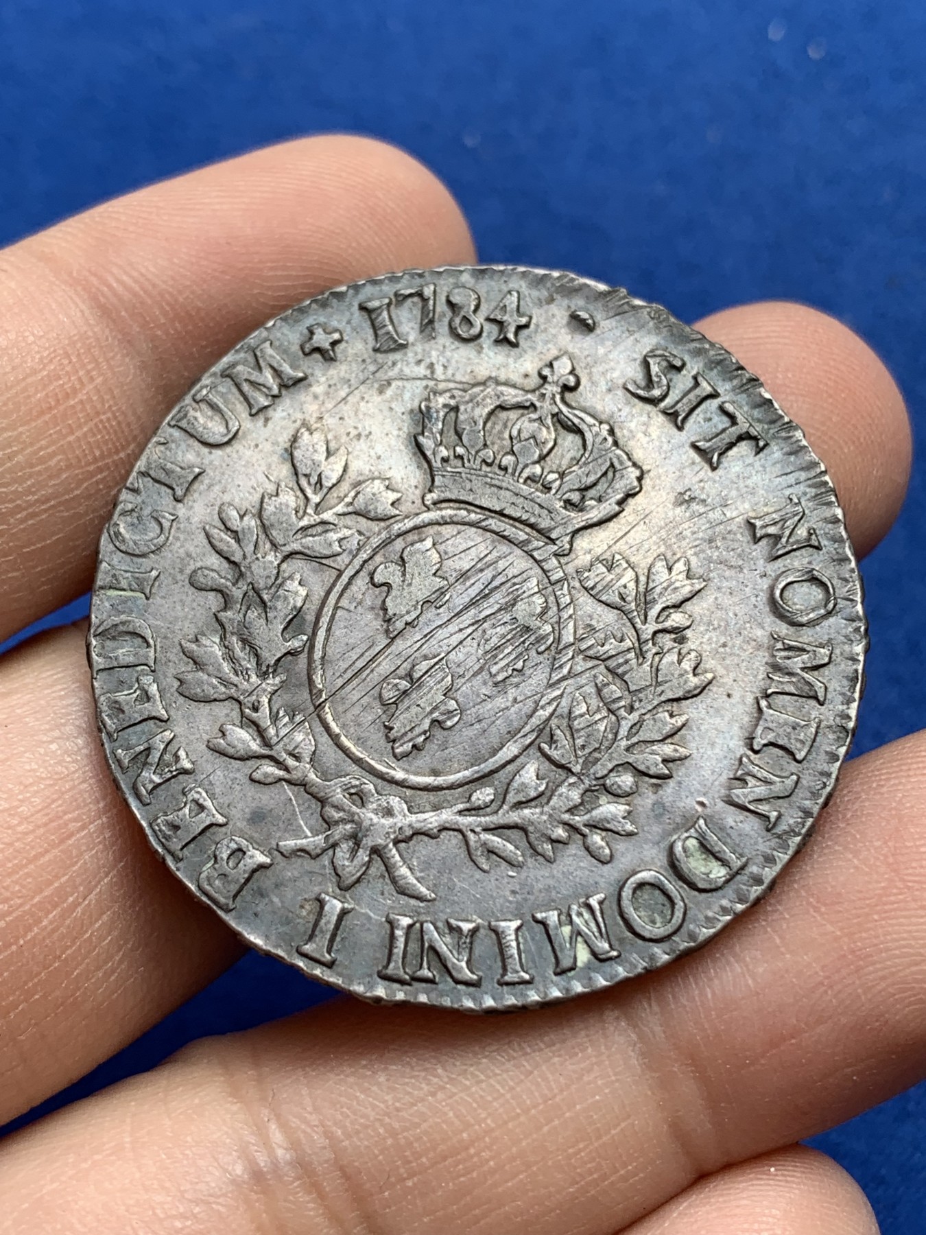 《竞宝斋》第215场-周日，周一 2场 (全场包邮) 法国1784年路易十六1埃居大银币 人像面深打 黑彩包浆 韵味十足 十分漂亮 细节见图