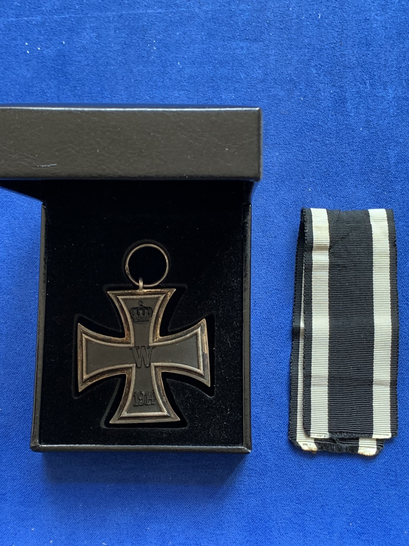 《竞宝斋》第215场-周日，周一 2场 (全场包邮) 一战德意志帝国二级铁十字勋章， 环上标S-W 漆面良好，包浆自然，边角锐利，盒子后配