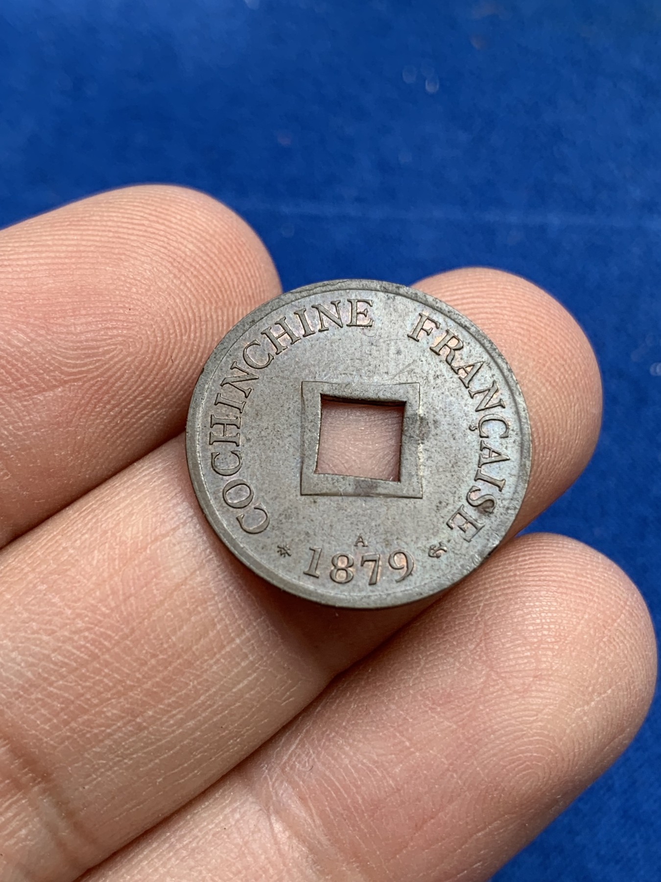 《竞宝斋》第215场-周日，周一 2场 (全场包邮) 1879大法国安南当二铜币 状态一流可评级 带铜光的好品  为数不多 同时带中英文的方孔铜币 非常值得收藏