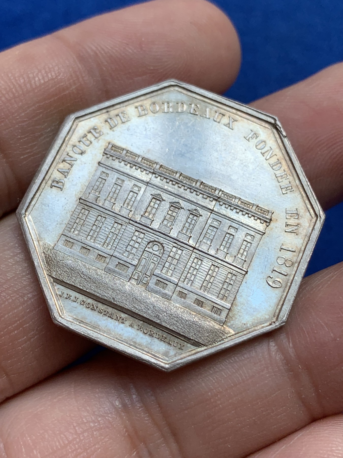 《竞宝斋》第215场-周日，周一 2场 (全场包邮) 法国1819波尔多银行八角银质代币，18.57g，34.8mm，手指边铭