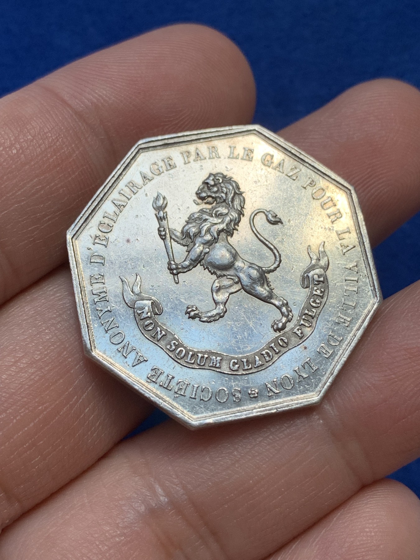 《竞宝斋》第215场-周日，周一 2场 (全场包邮) 法国1832-1841年里昂燃气公司八角銀质代币 31.3mm 15.2克 神灯边铭