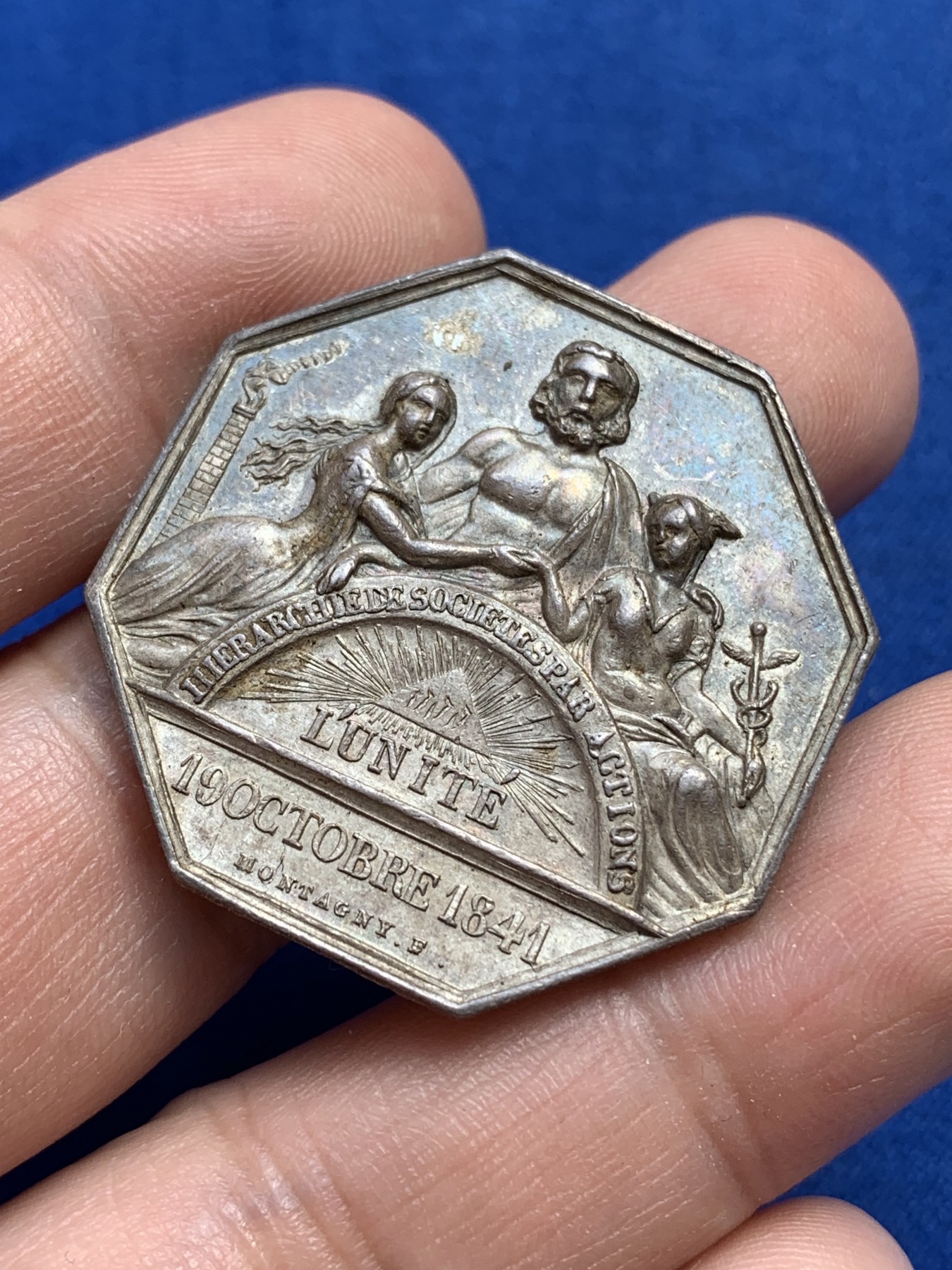 《竞宝斋》第215场-周日，周一 2场 (全场包邮) 法国1845保险信用联盟八角银质代币，18.55g，34.5mm，手指边铭