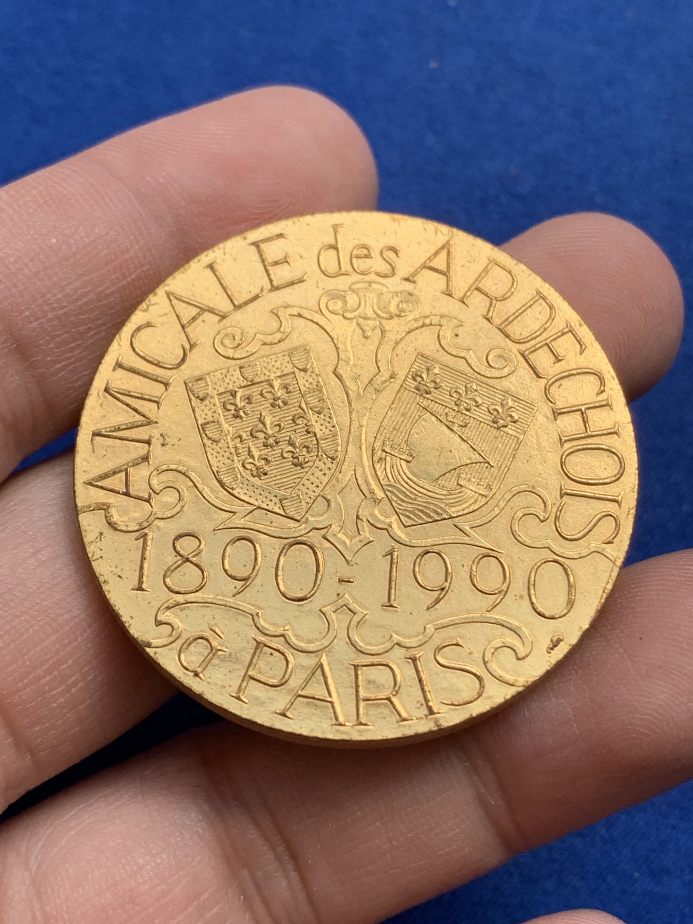 《竞宝斋》第215场-周日，周一 2场 (全场包邮) 1990巴黎与阿尔岱雪城市友好镀金铜章 42mm 32.7g