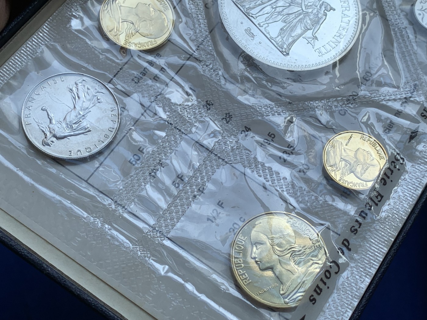 《竞宝斋》第215场-周日，周一 2场 (全场包邮) 法国1974年 官方原封套装未拆银币9枚 其中50法郎大力神为90%高银，性价比极高