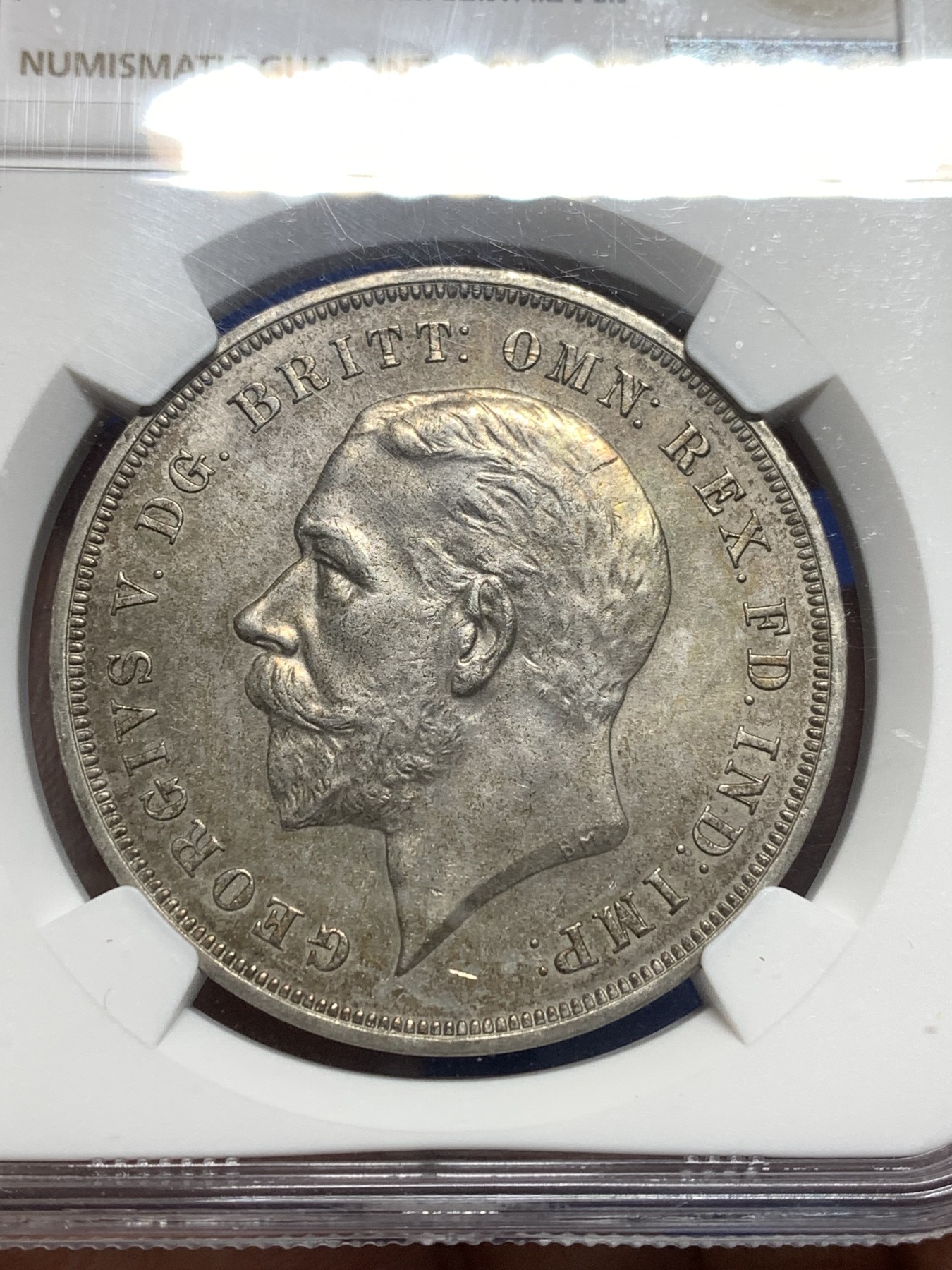 《竞宝斋》第215场-周日，周一 2场 (全场包邮) NGC-MS63 英国1935年乔治五世1克朗木马剑大银币，图案精美，英系热门品种之一，玩家配版必备。原汁原味老包浆，状态极佳，非常漂亮。