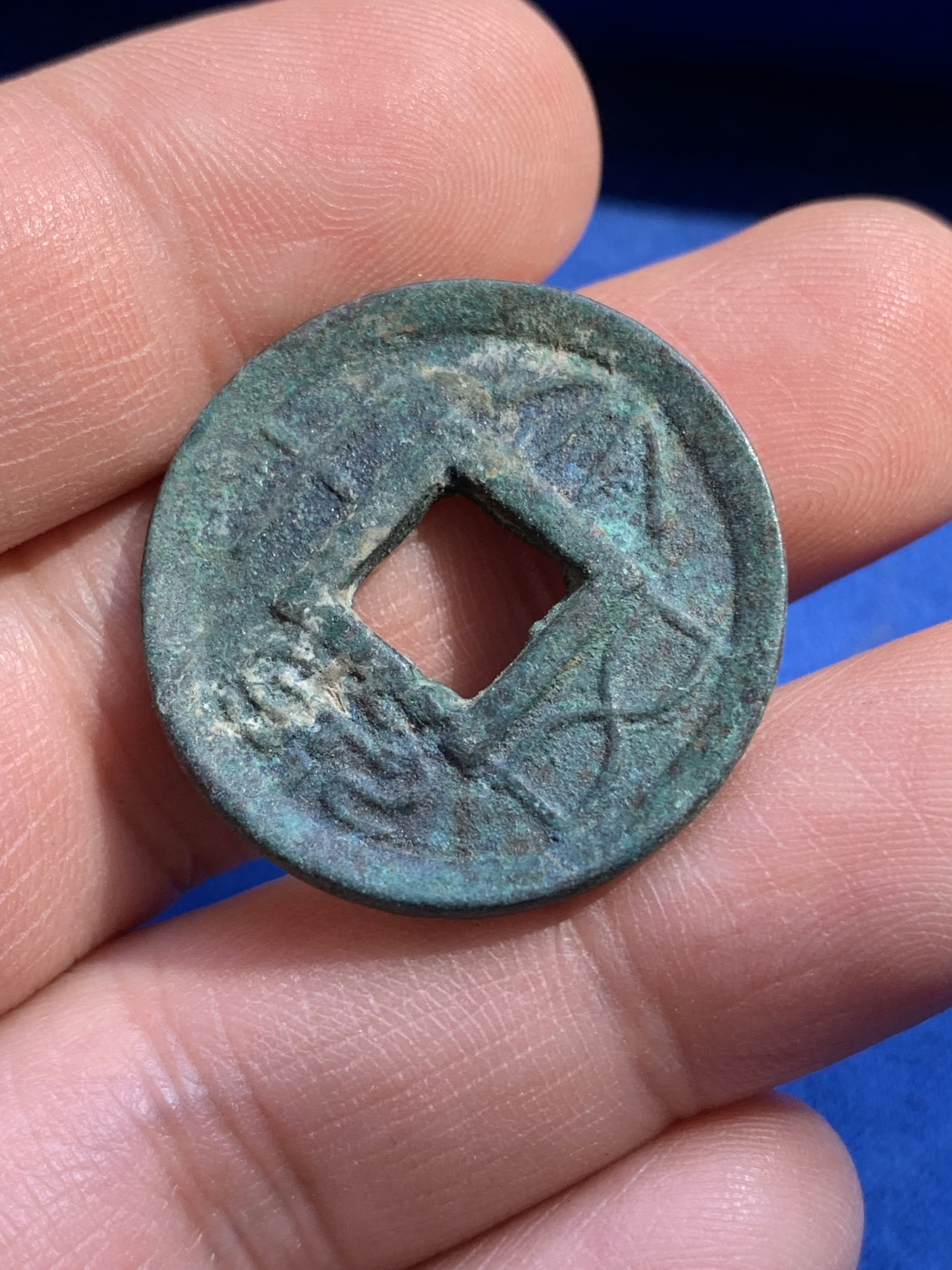 《竞宝斋》第215场-周日，周一 2场 (全场包邮) 两枚一组 大泉50 厚薄一对 直径27.5mm 分别厚1.9mm 2.6mm  重4.7g 6.9g