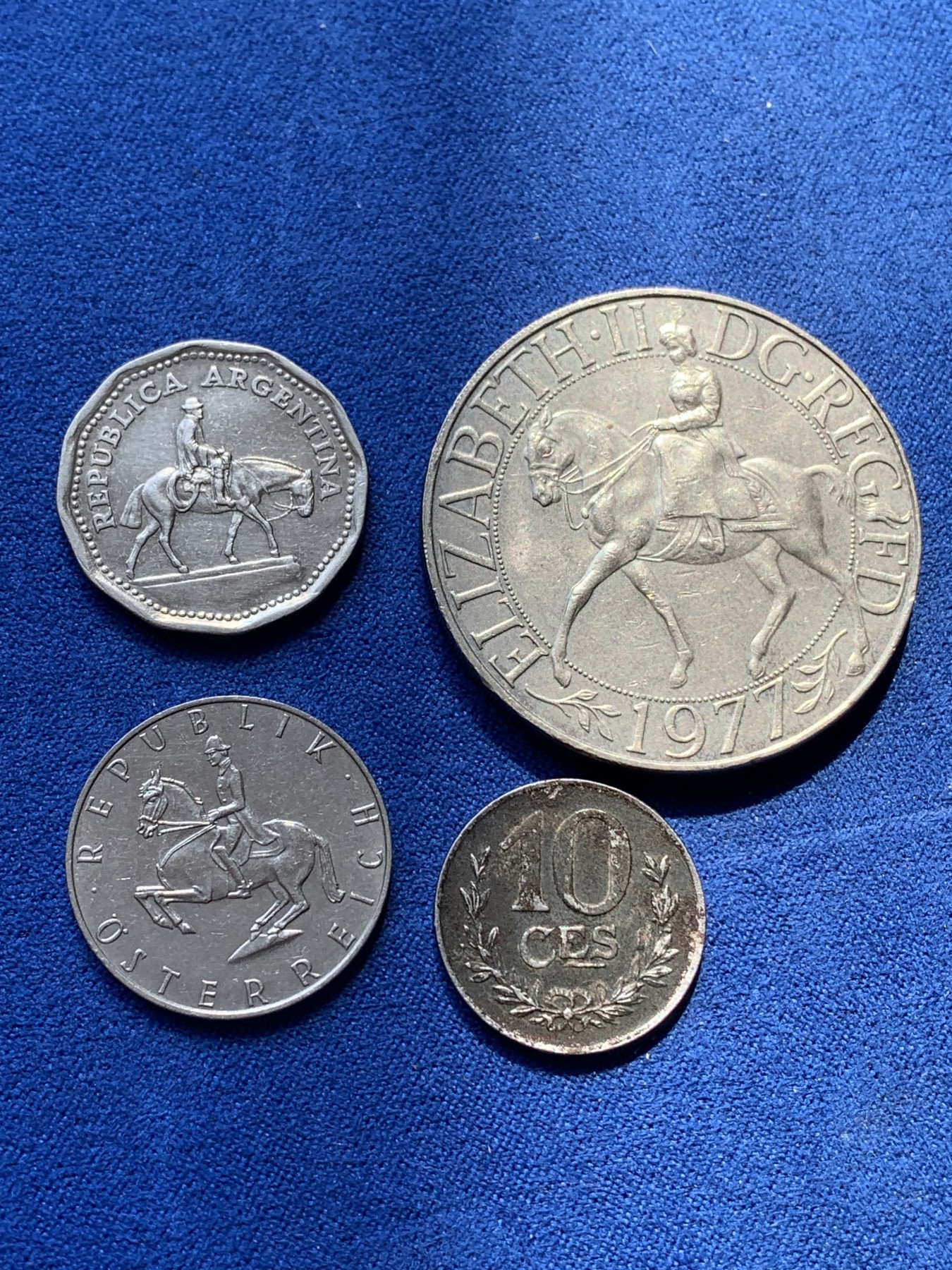 《竞宝斋》第215场-周日，周一 2场 (全场包邮) 4枚一组 英国1977年25便士+阿根廷1963年10比索+奥地利1974年骑马5先令+卢森堡1923年10分