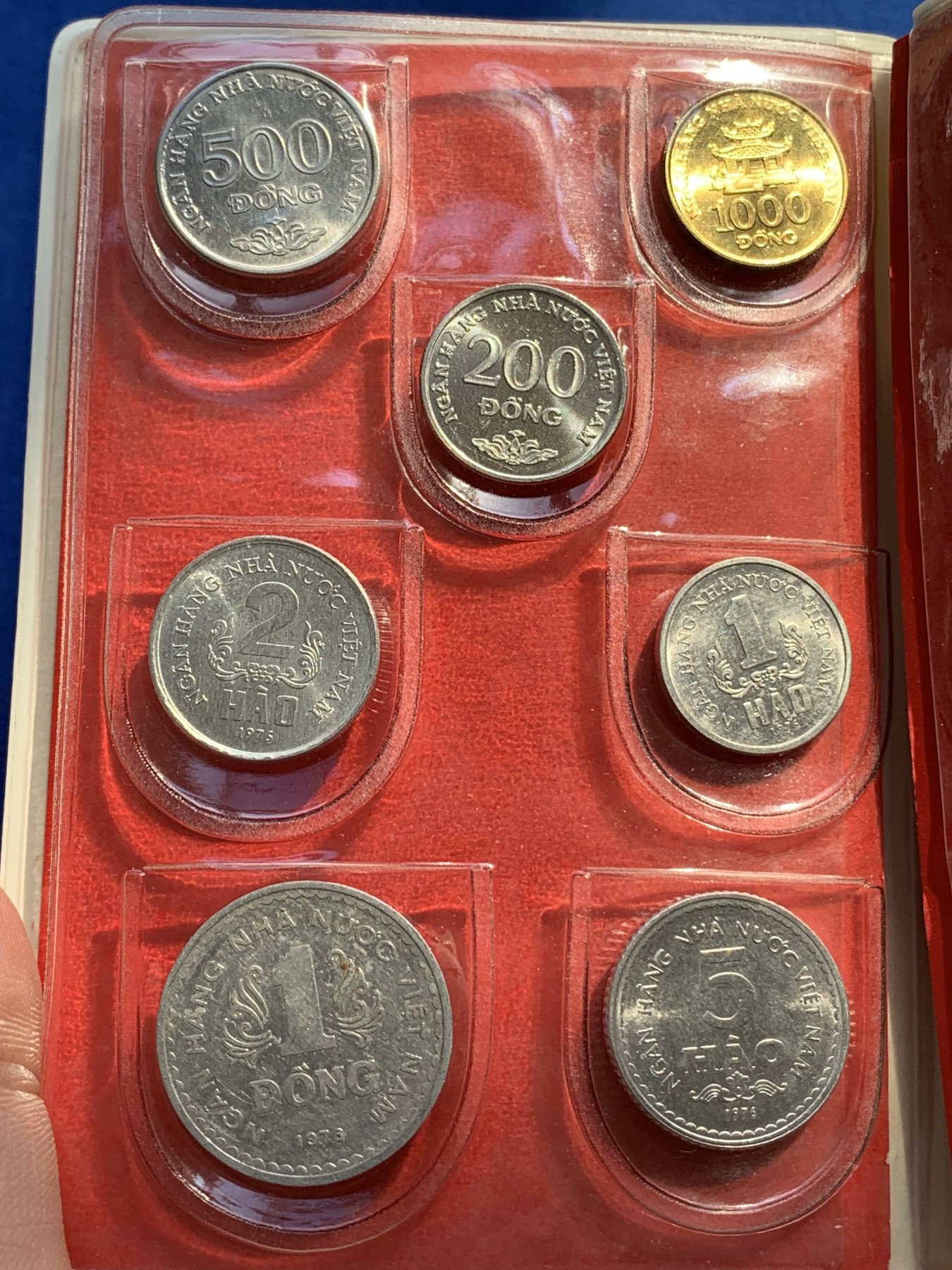 《竞宝斋》第215场-周日，周一 2场 (全场包邮) 越南 7枚装 套币 比较少见的装帧方式 年份 状态 请见图