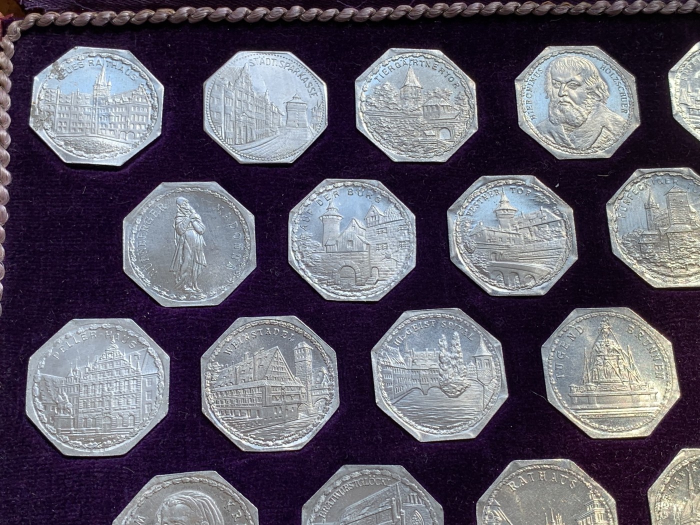 《竞宝斋》第215场-周日，周一 2场 (全场包邮) 全套1921纽伦堡电车代币 品相佳 盒装