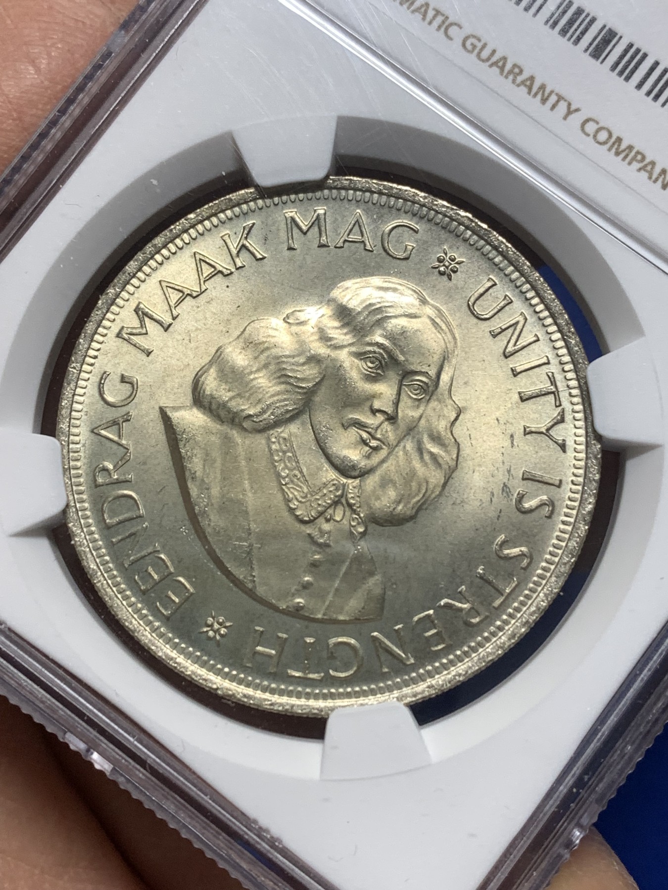 《竞宝斋》第215场-周日，周一 2场 (全场包邮) NGC-MS63 南非 1963年50分 吕贝克 大羚羊银币 极美黄包浆 MS-63 上海严评 早期天印67分砸盒结果