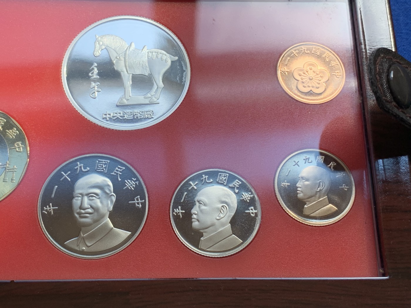 《竞宝斋》第215场-周日，周一 2场 (全场包邮) 台湾省民国九十一年第一轮马年精致套币含二分之一盎司大银章 少见生肖 现在很难再运进来 市场价四百多元
