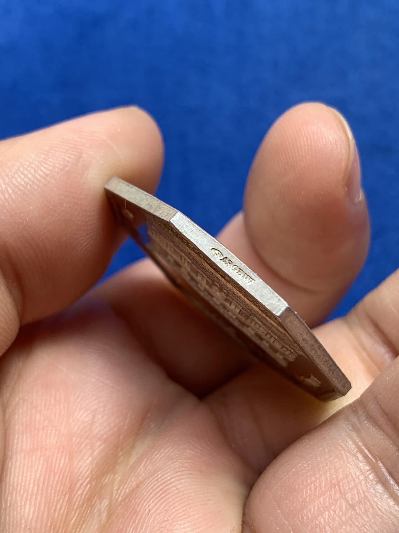 《竞宝斋》第215场-周日，周一 2场 (全场包邮) 法国1819波尔多银行八角银质代币，18.57g，34.8mm，手指边铭