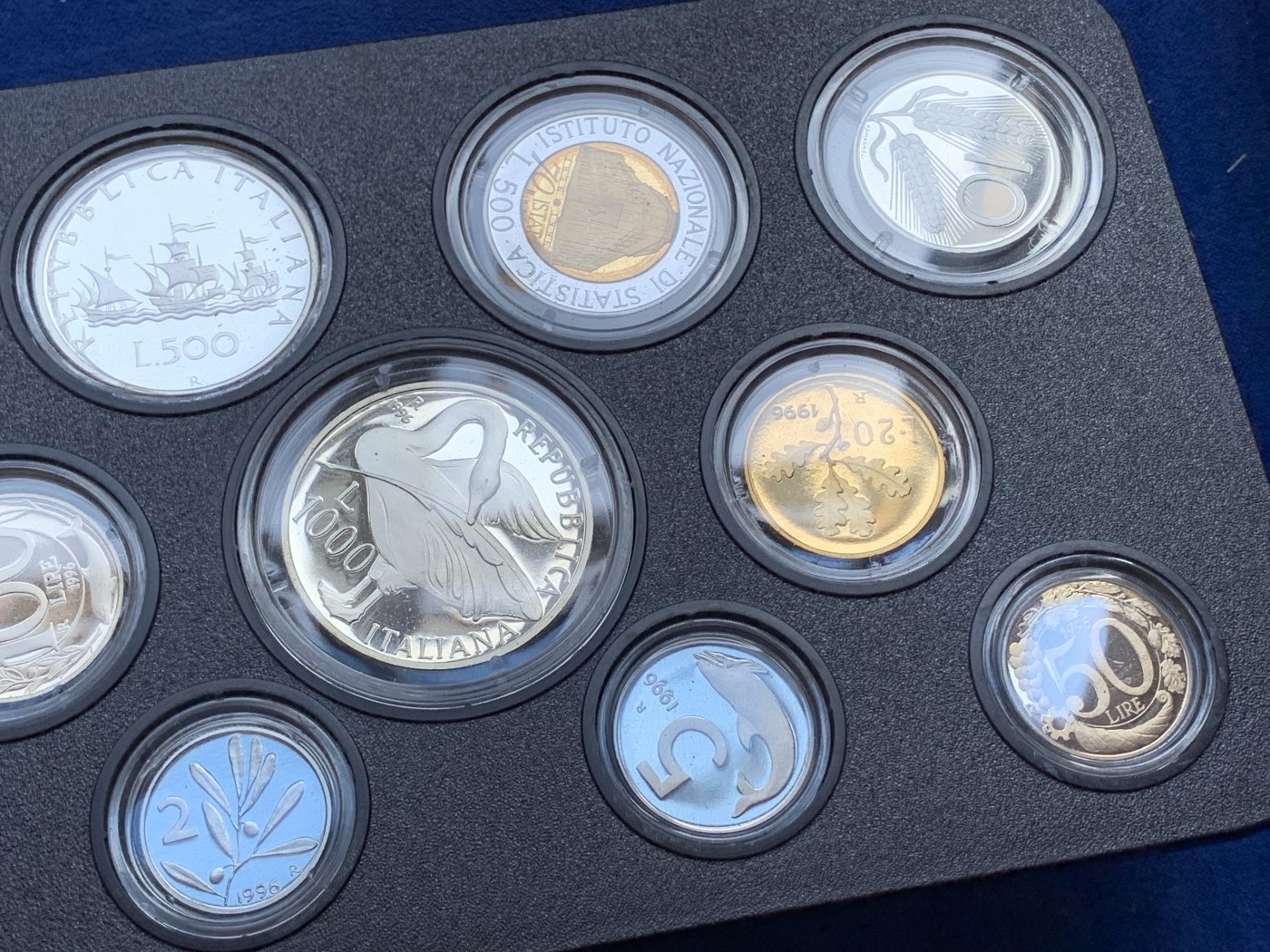 《竞宝斋》第215场-周日，周一 2场 (全场包邮) 意大利1996年精制套币。纪念人物为热那亚诗人——埃乌杰尼奥·蒙塔莱。另200里拉与500里拉双色币也是独年设计