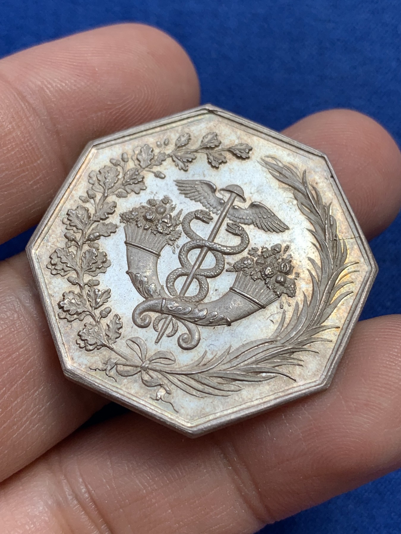 《竞宝斋》第215场-周日，周一 2场 (全场包邮) 法国1819波尔多银行八角银质代币，18.57g，34.8mm，手指边铭