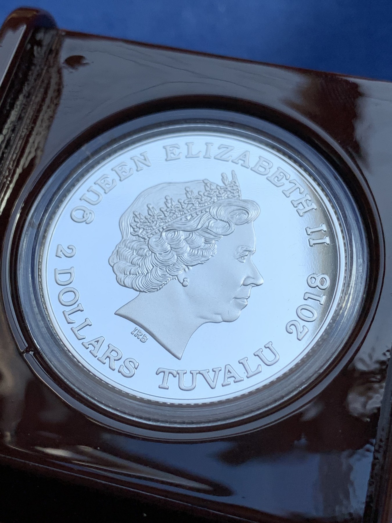 《竞宝斋》第215场-周日，周一 2场 (全场包邮) 台湾省联合图瓦卢发行戊戌狗年精致生肖银币镀金版 少见中国生肖文化与英国女王相结合的纪念银币