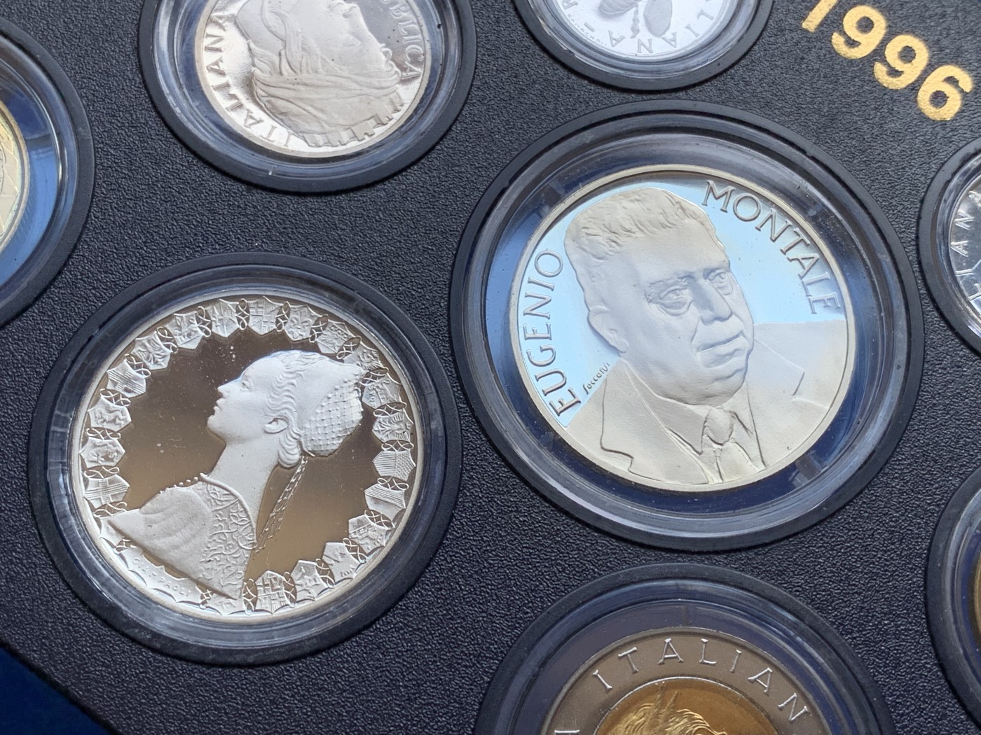 《竞宝斋》第215场-周日，周一 2场 (全场包邮) 意大利1996年精制套币。纪念人物为热那亚诗人——埃乌杰尼奥·蒙塔莱。另200里拉与500里拉双色币也是独年设计