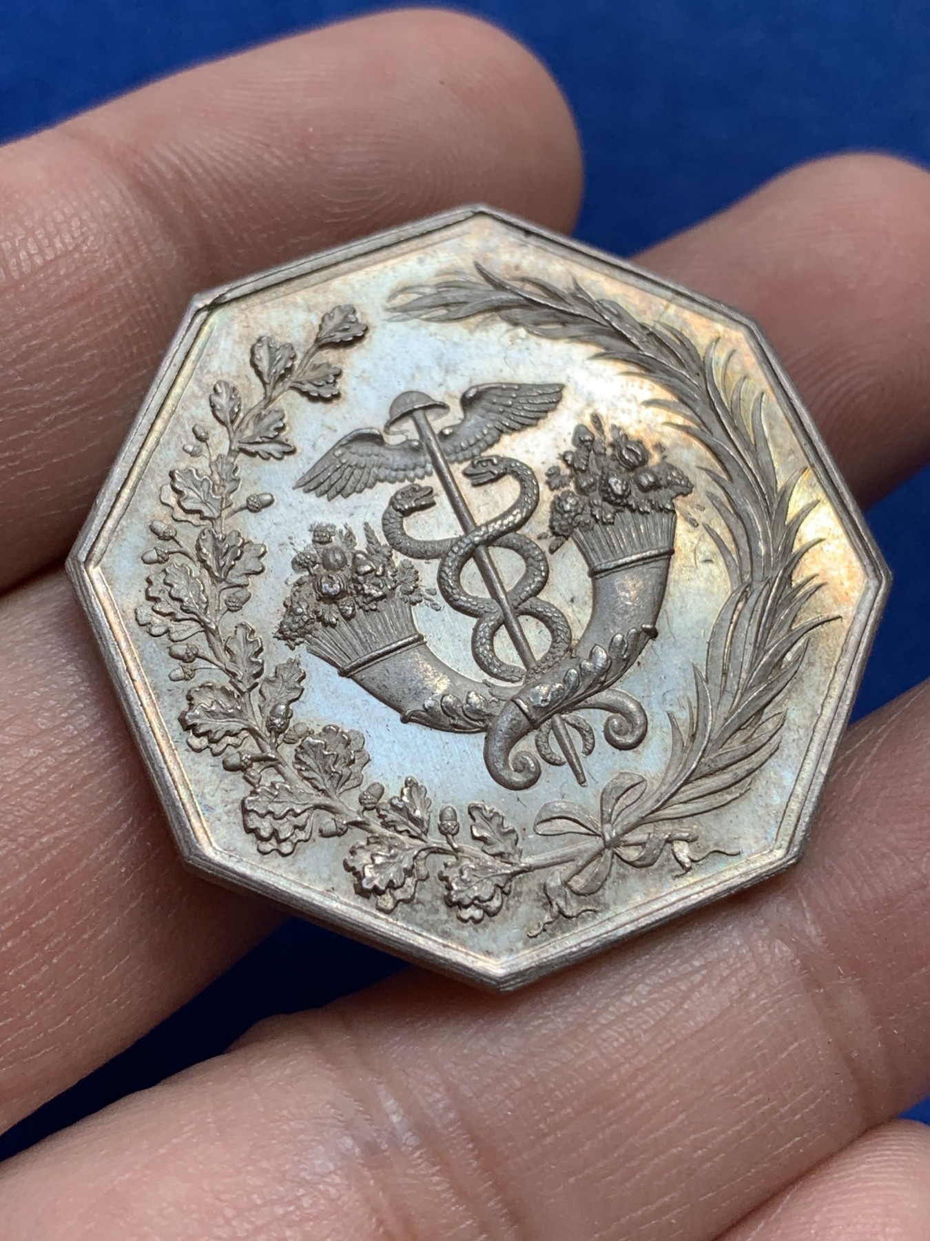 《竞宝斋》第215场-周日，周一 2场 (全场包邮) 法国1819波尔多银行八角银质代币，18.57g，34.8mm，手指边铭