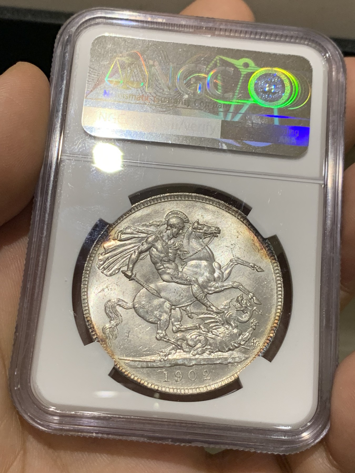 《竞宝斋》第215场-周日，周一 2场 (全场包邮) NGC-MS62 英国 1902年 爱德华七世 马剑克朗 银币 整体银光闪烁 带点包浆 非常好