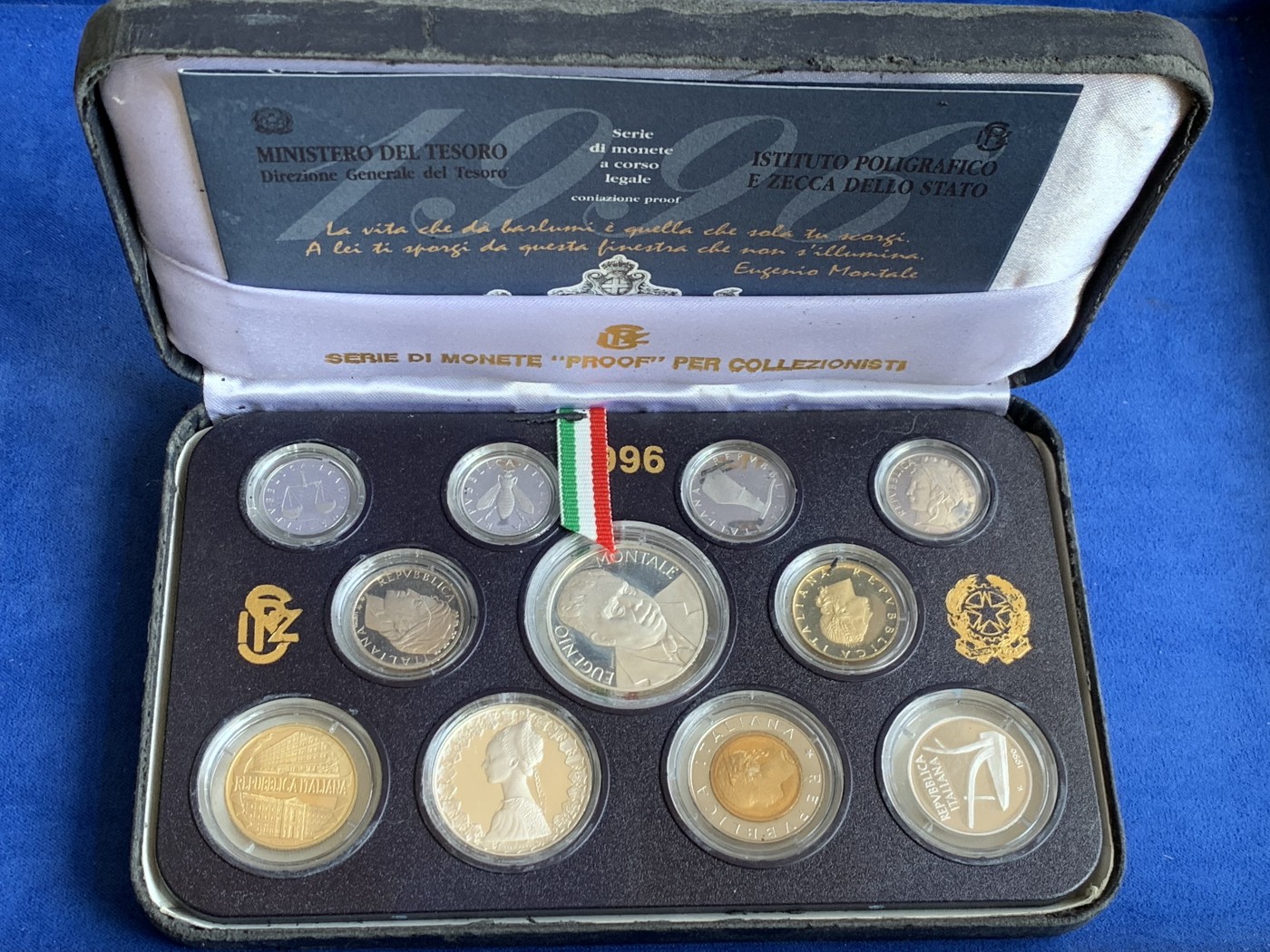 《竞宝斋》第215场-周日，周一 2场 (全场包邮) 意大利1996年精制套币。纪念人物为热那亚诗人——埃乌杰尼奥·蒙塔莱。另200里拉与500里拉双色币也是独年设计
