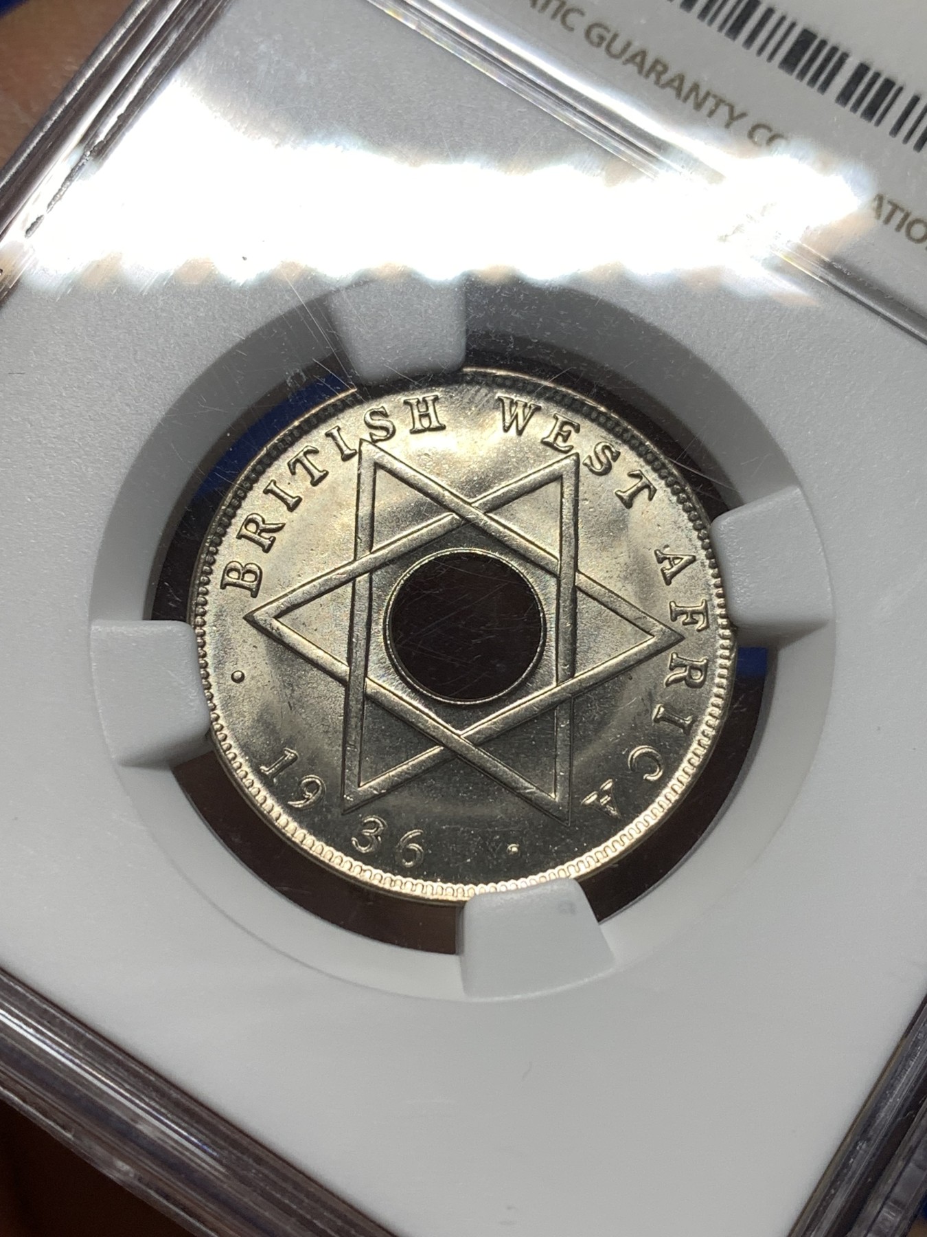 《竞宝斋》第215场-周日，周一 2场 (全场包邮) NGC-MS66 亚军分 爱德华八世 英属西非1936年半便士，正式发行带爱八徽号的品种不多见。66顶级状态，收藏级完美品质。