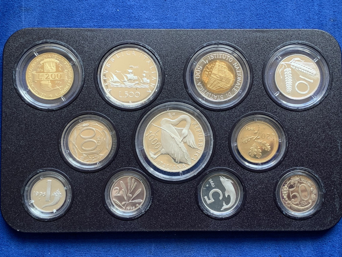 《竞宝斋》第215场-周日，周一 2场 (全场包邮) 意大利1996年精制套币。纪念人物为热那亚诗人——埃乌杰尼奥·蒙塔莱。另200里拉与500里拉双色币也是独年设计