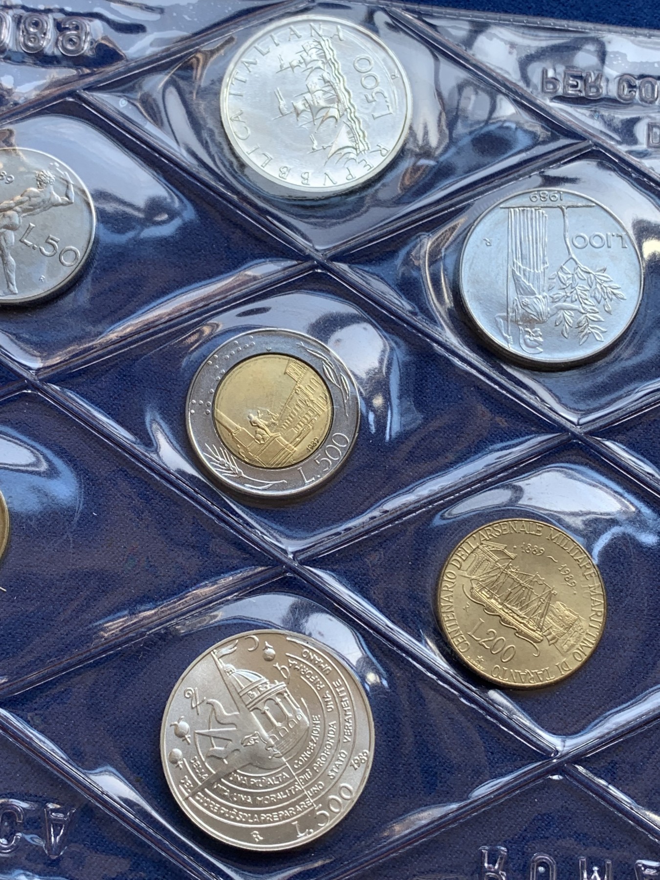 《竞宝斋》第215场-周日，周一 2场 (全场包邮) 意大利1989年套币，不常见年份，含两枚银币