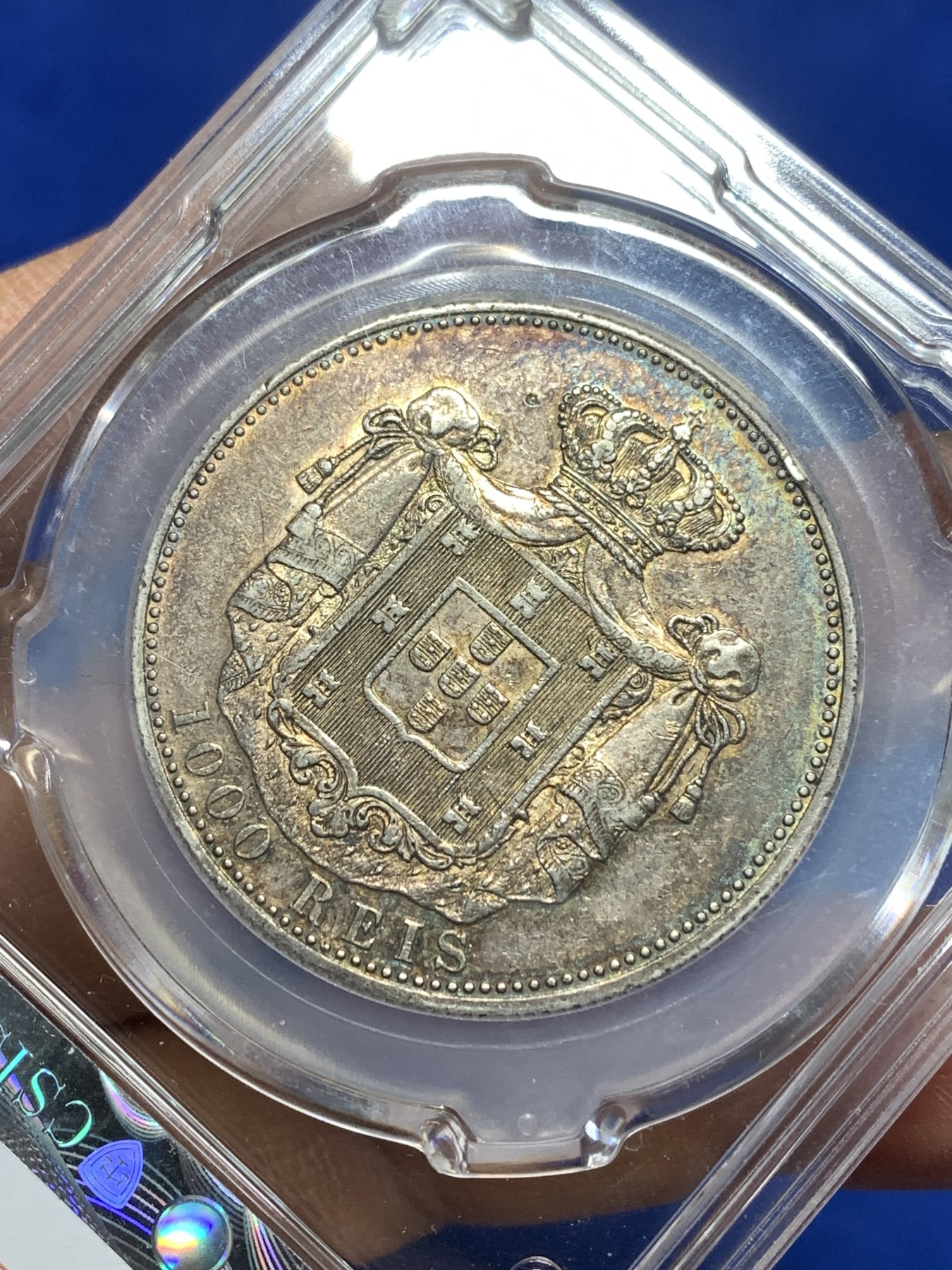 《竞宝斋》第215场-周日，周一 2场 (全场包邮) CSIS国评 AU53 葡萄牙皇帝卡洛斯一世1000瑞斯大银币!非常漂亮的大窗帘+盾标!五彩包浆。