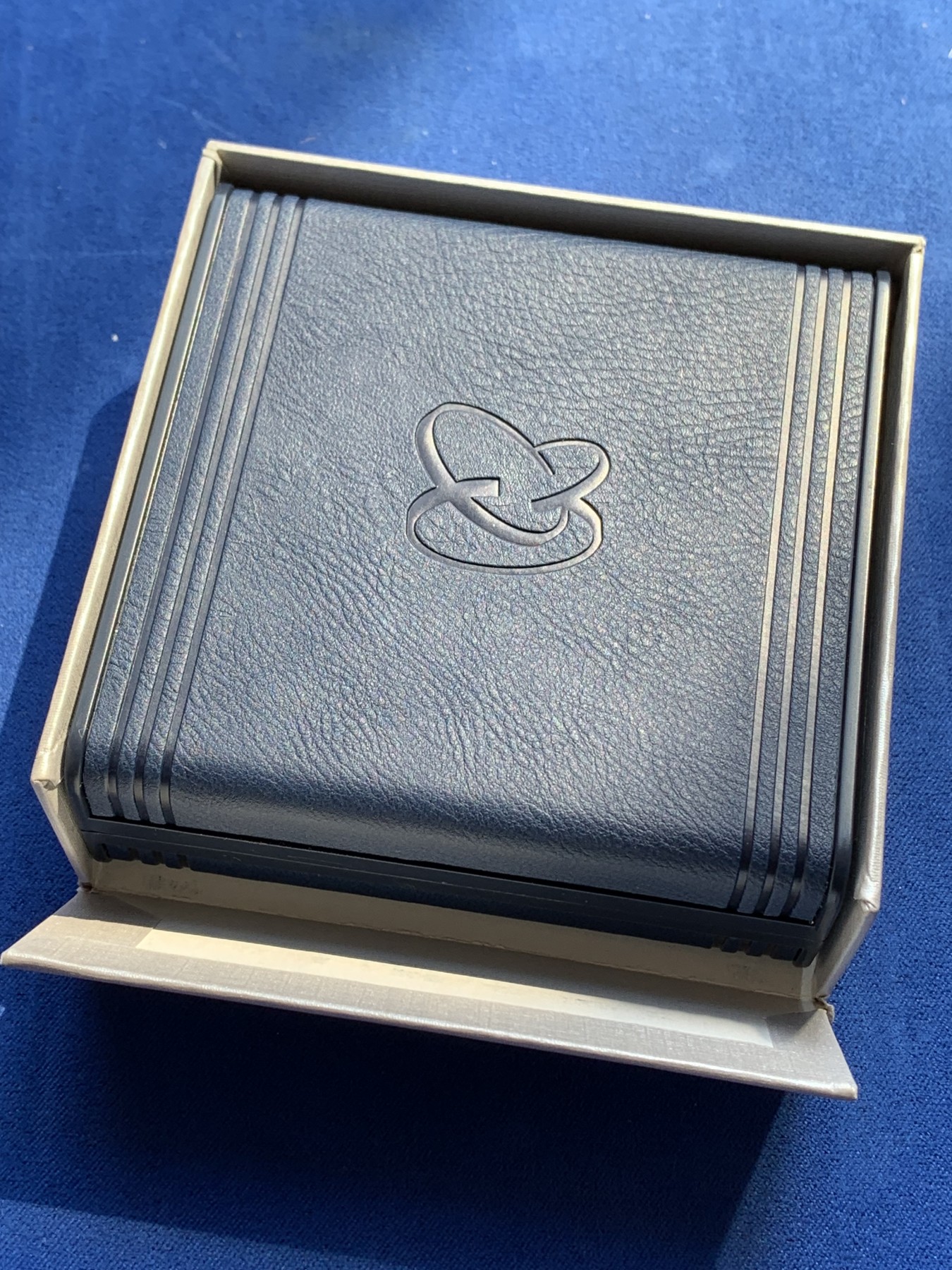 《竞宝斋》第215场-周日，周一 2场 (全场包邮) 2013中国葵巳蛇年彩色纪念银币 盒证齐全 31.1g 999银