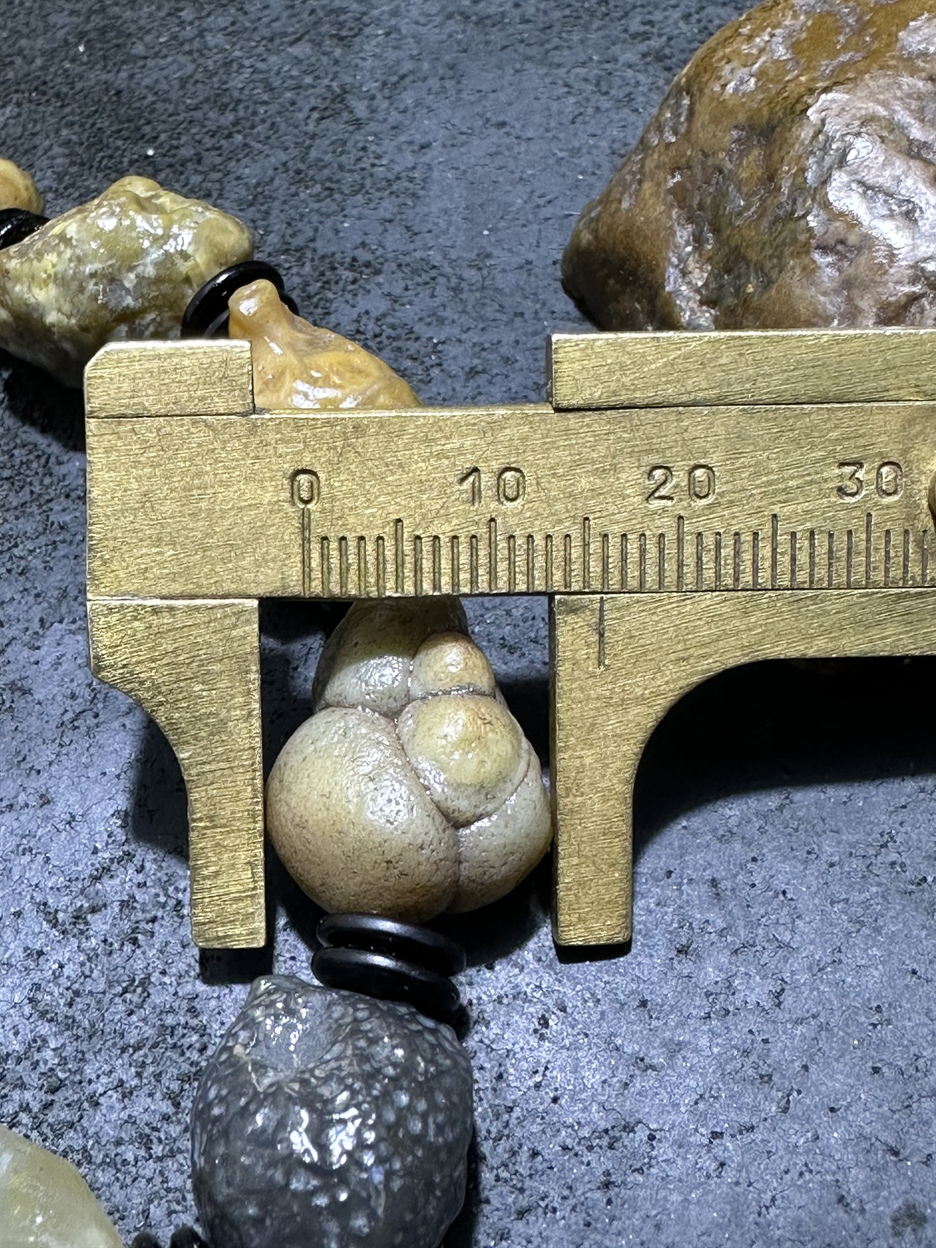 精美罕见老料葫芦形筋脉石大颗粒原石手串一条