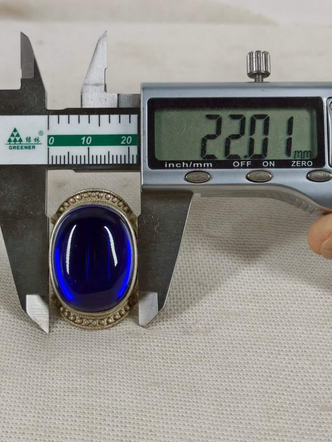 老珍藏，【乾隆年製】银镶“蓝宝石”老戒指一枚，品相如图，收藏的佳品。