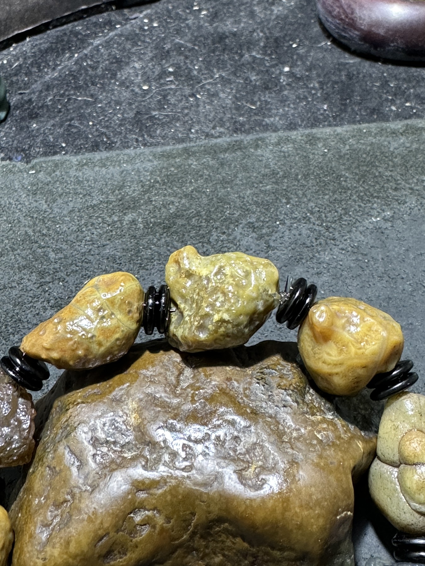精美罕见老料葫芦形筋脉石大颗粒原石手串一条