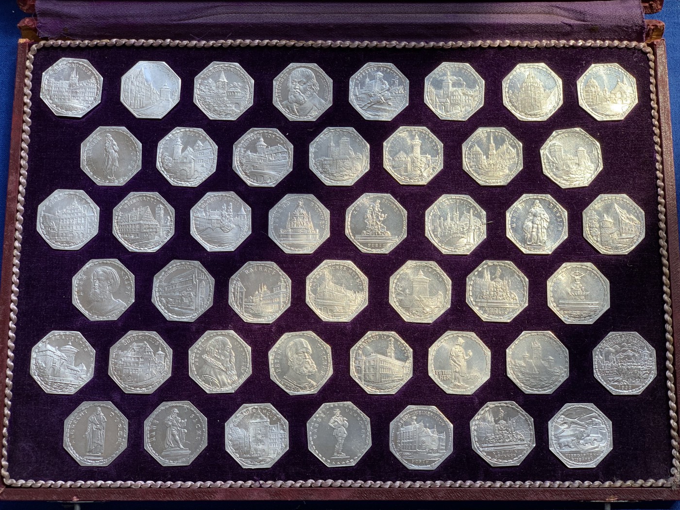 《竞宝斋》第215场-周日，周一 2场 (全场包邮) 全套1921纽伦堡电车代币 品相佳 盒装