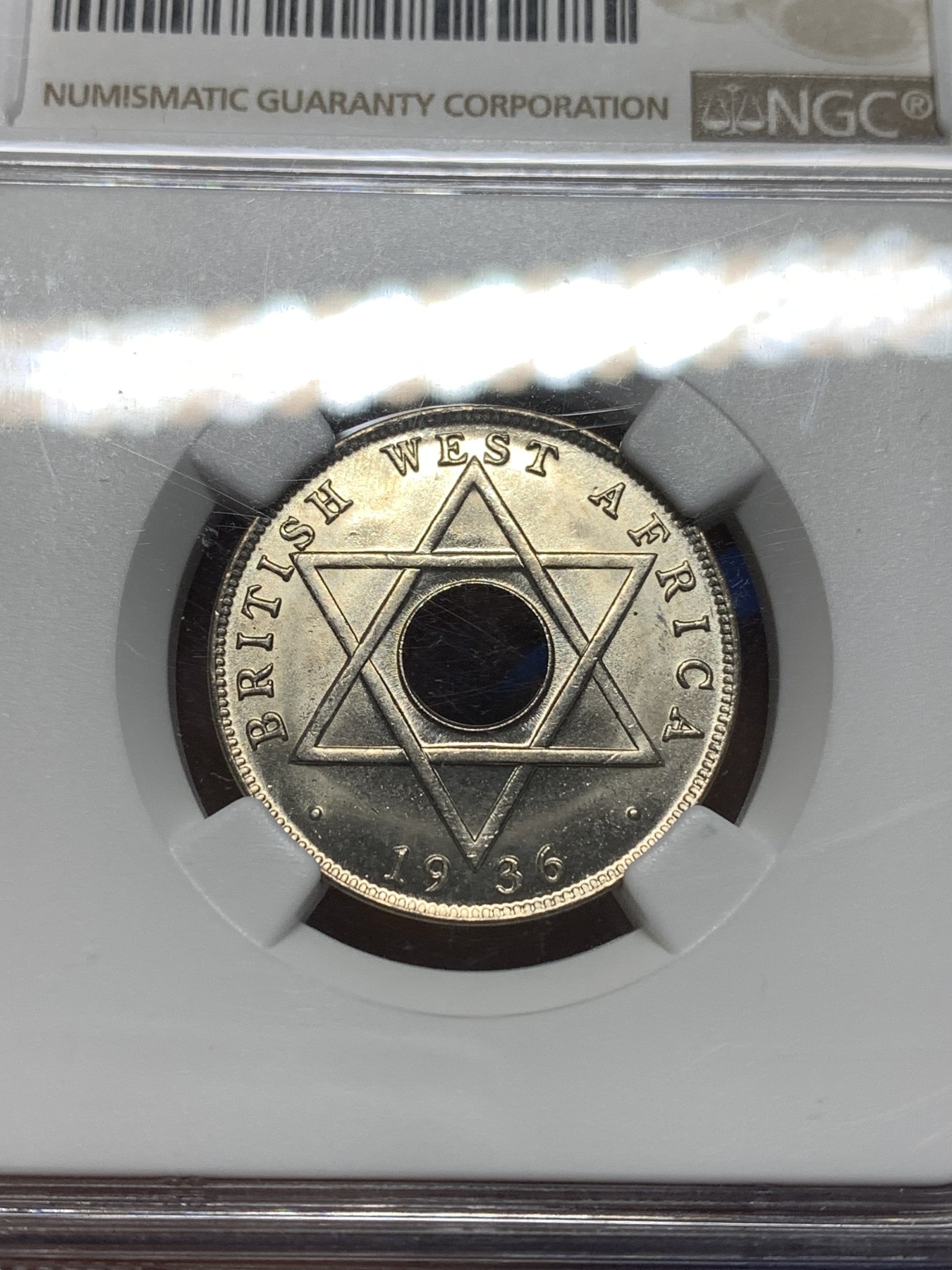 《竞宝斋》第215场-周日，周一 2场 (全场包邮) NGC-MS66 亚军分 爱德华八世 英属西非1936年半便士，正式发行带爱八徽号的品种不多见。66顶级状态，收藏级完美品质。