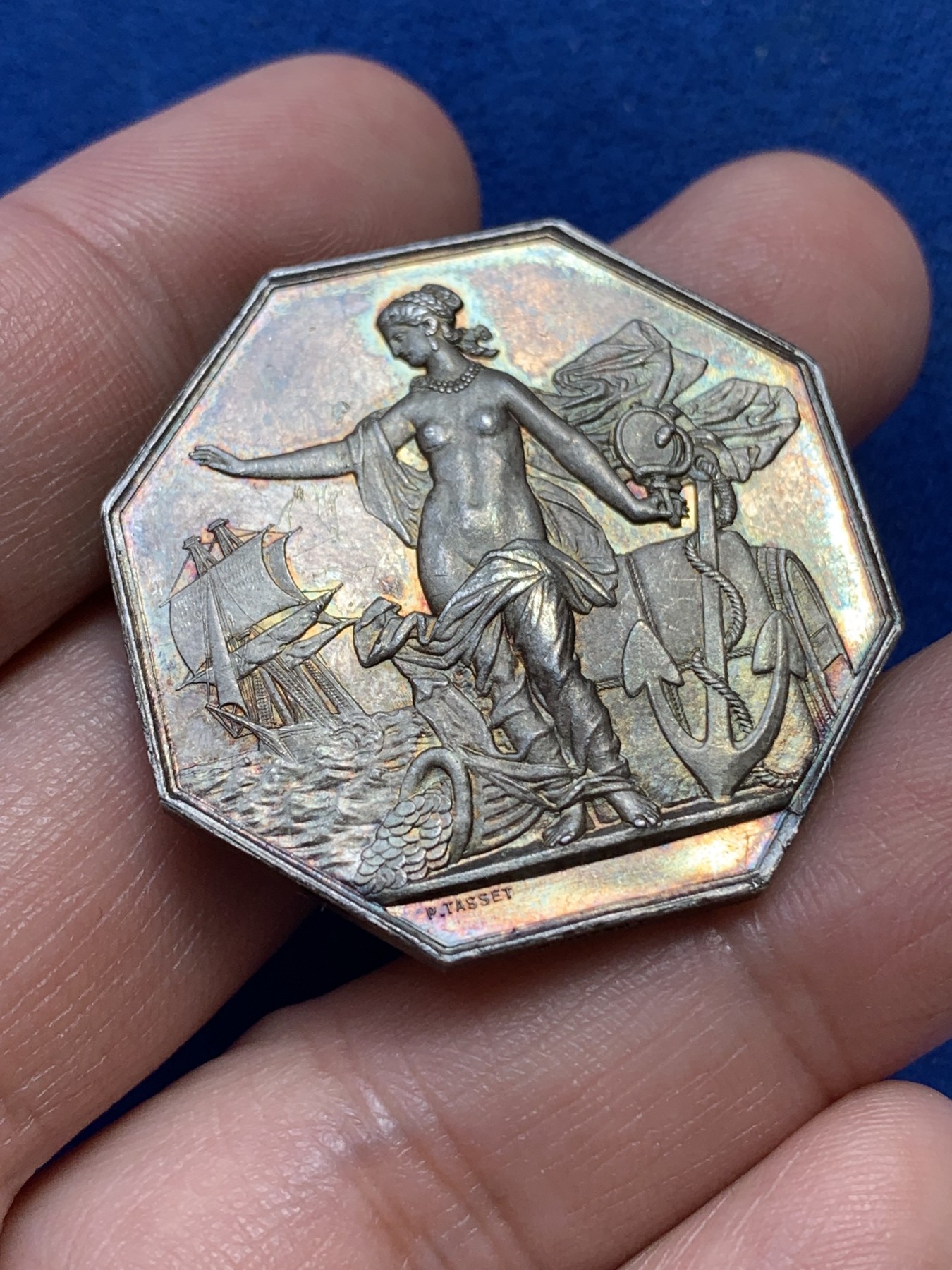 《竞宝斋》第215场-周日，周一 2场 (全场包邮) 法国 1869 先见之明保险公司银质八角代币 海港 女神 帆船 还有装满金银的丰饶角 元素丰富 包浆五彩 稀见品种 蜜蜂边铭银标 36.2mm 18.9克