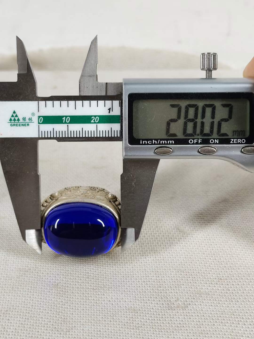 老珍藏，【乾隆年製】银镶“蓝宝石”老戒指一枚，品相如图，收藏的佳品。