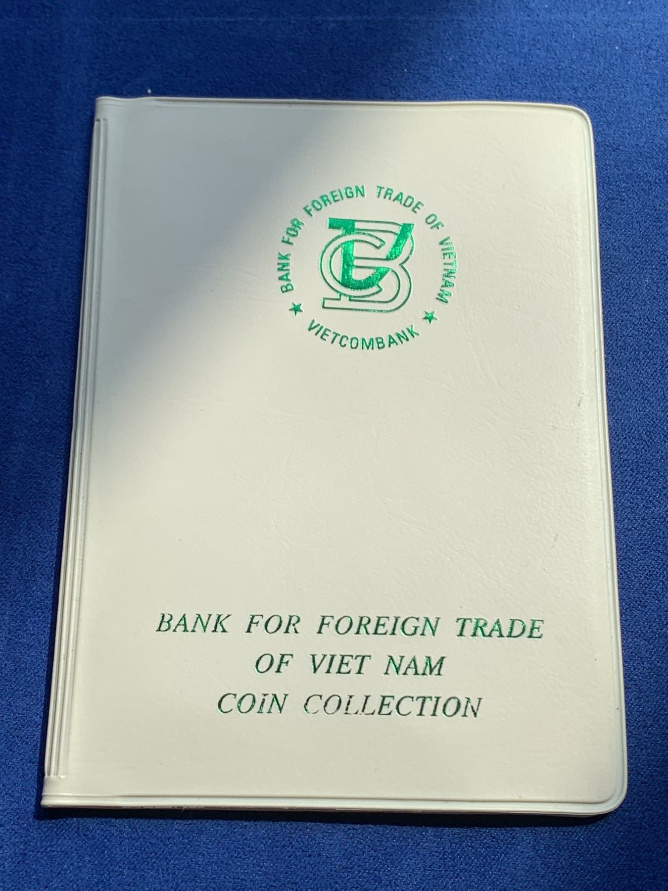 《竞宝斋》第215场-周日，周一 2场 (全场包邮) 越南 7枚装 套币 比较少见的装帧方式 年份 状态 请见图