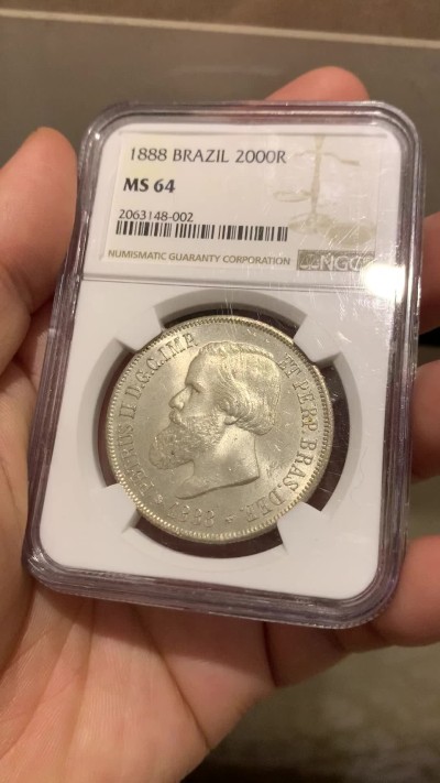 《竞宝斋》第215场-周日，周一 2场 (全场包邮) NGC-MS64 巴西 1888年2000瑞尔 佩德罗二世 大胡子银币 淡黄包浆 MS-64稀有高分一步到位 南美热点品种
