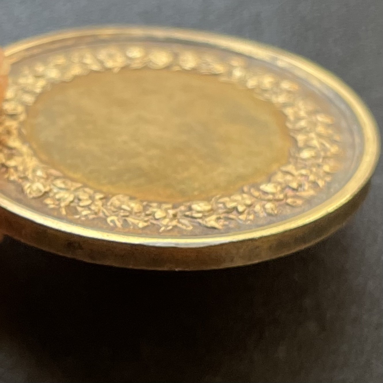 「木头集藏」章牌专场-第33期 法国婚礼原盒镀金银章 直径：33mm, 16.5g，边铭：手指 ARGENT（1845-1860）原盒正常使用。