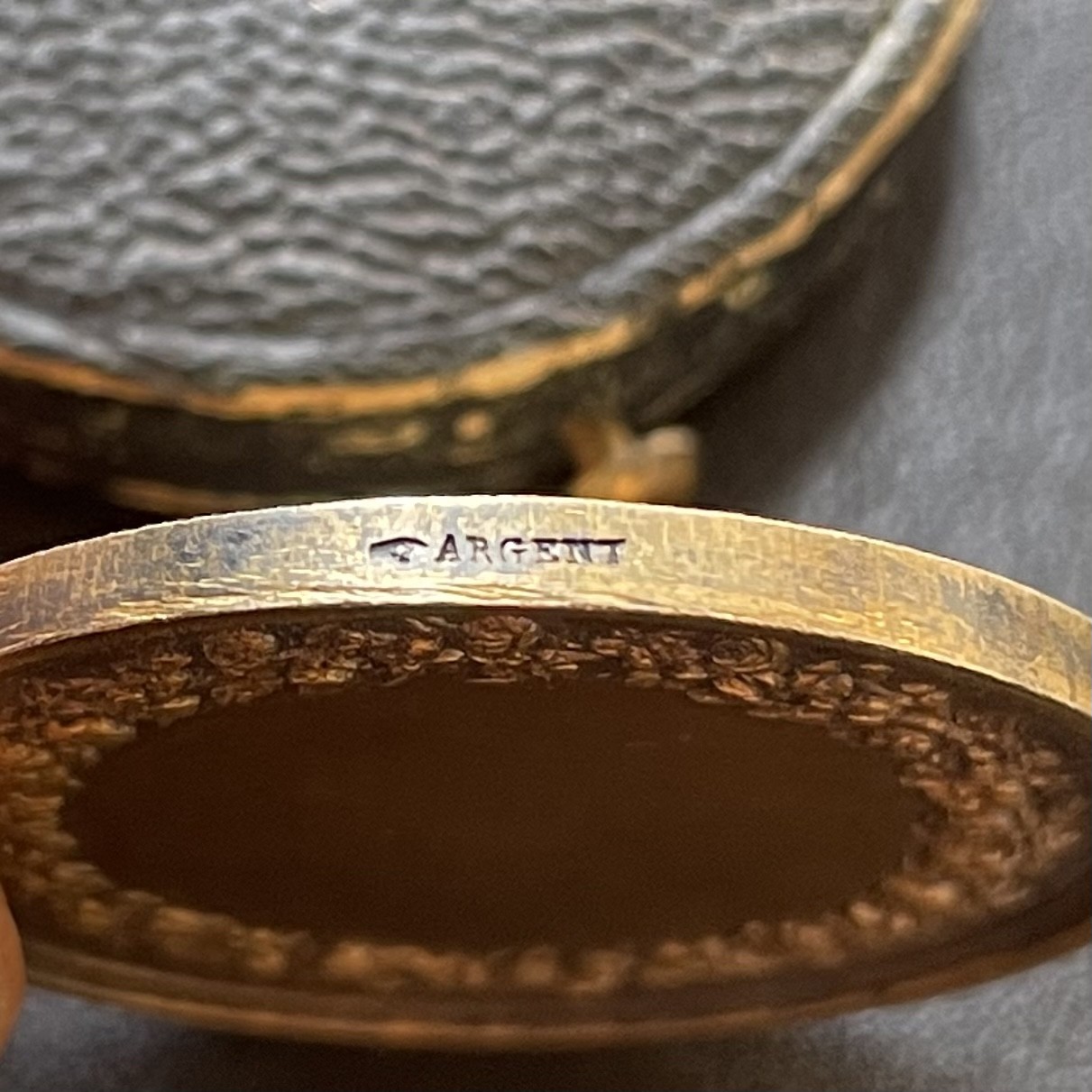 「木头集藏」章牌专场-第33期 法国婚礼原盒镀金银章 直径：33mm, 16.5g，边铭：手指 ARGENT（1845-1860）原盒正常使用。
