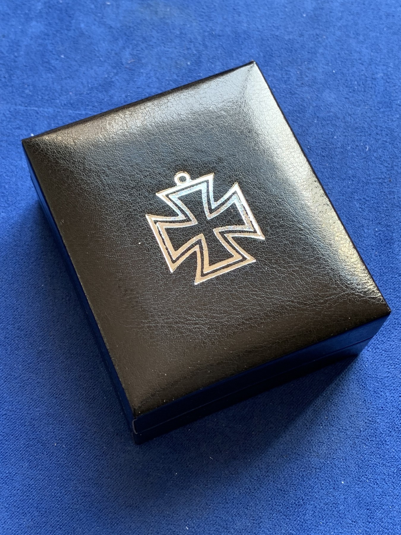 《竞宝斋》第215场-周日，周一 2场 (全场包邮) 一战德意志帝国二级铁十字勋章， 环上标S-W 漆面良好，包浆自然，边角锐利，盒子后配