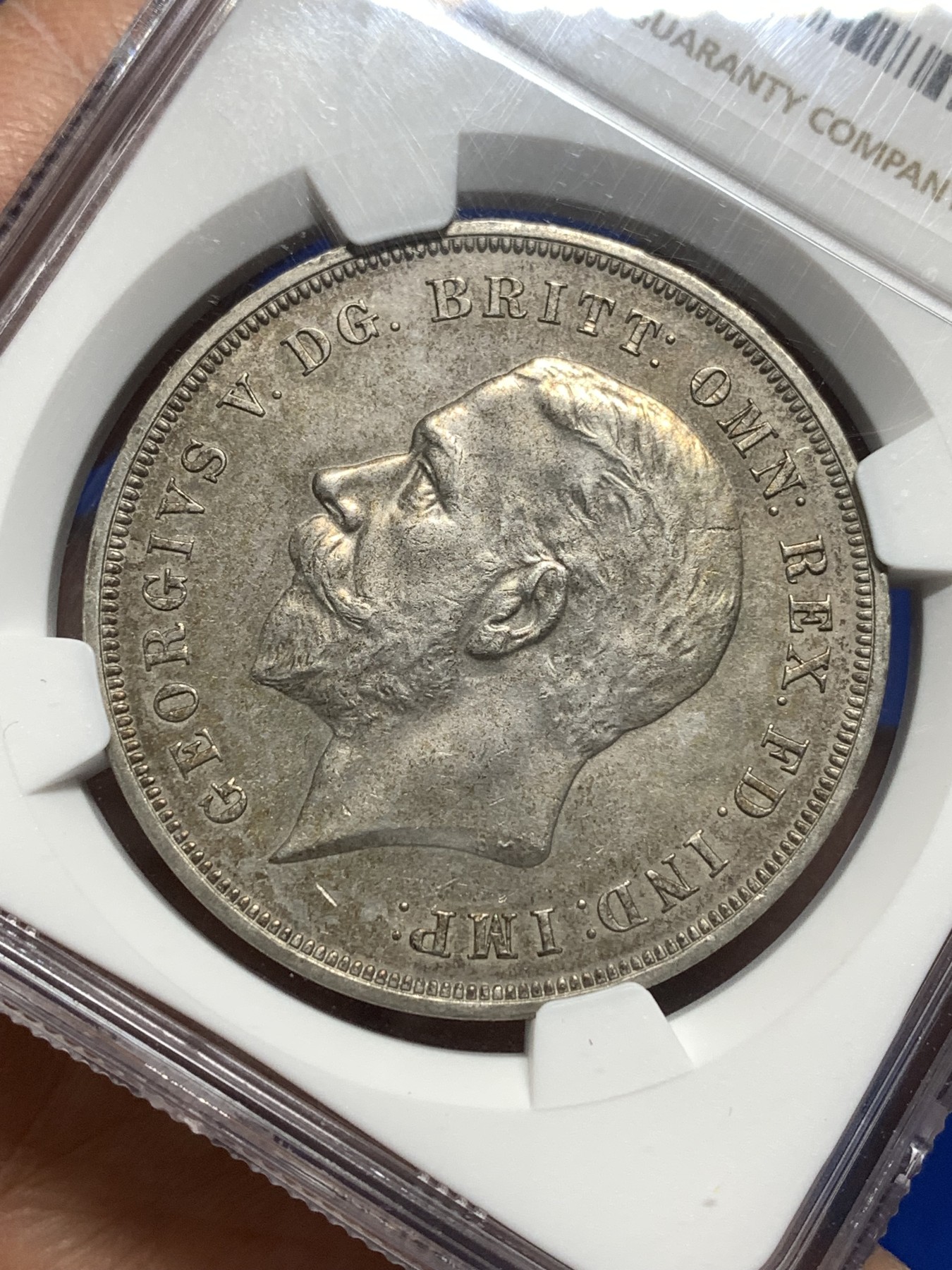 《竞宝斋》第215场-周日，周一 2场 (全场包邮) NGC-MS63 英国1935年乔治五世1克朗木马剑大银币，图案精美，英系热门品种之一，玩家配版必备。原汁原味老包浆，状态极佳，非常漂亮。