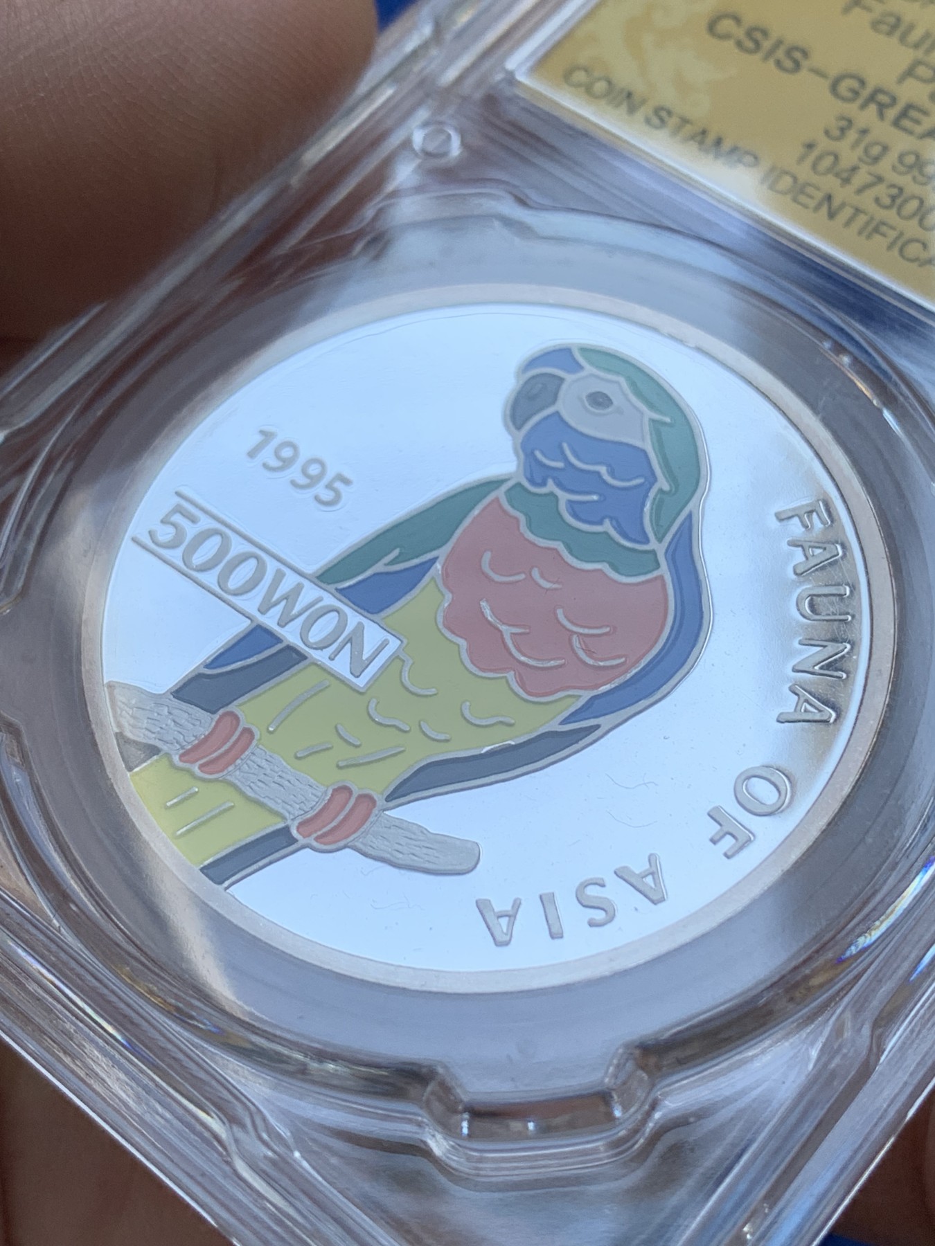 《竞宝斋》第215场-周日，周一 2场 (全场包邮) CSIS国评 PF70UC 1995年朝鲜中央造币厂发行国徽版鹦鹉1OZ彩色银币，31g 999银 完美品质，大热品种！